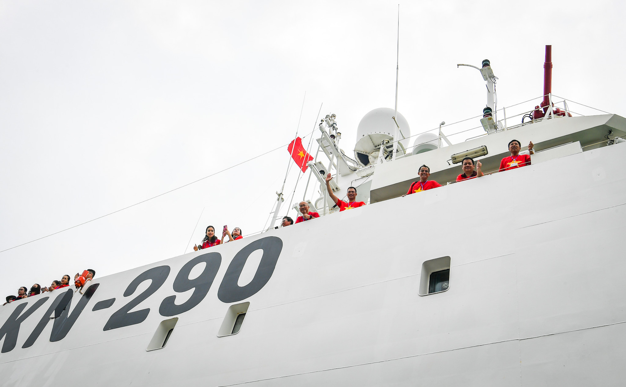 [Ảnh] Đoàn công tác 100 nhà báo của Hội Nhà báo Việt Nam thăm quân và dân huyện đảo Trường Sa ảnh 14