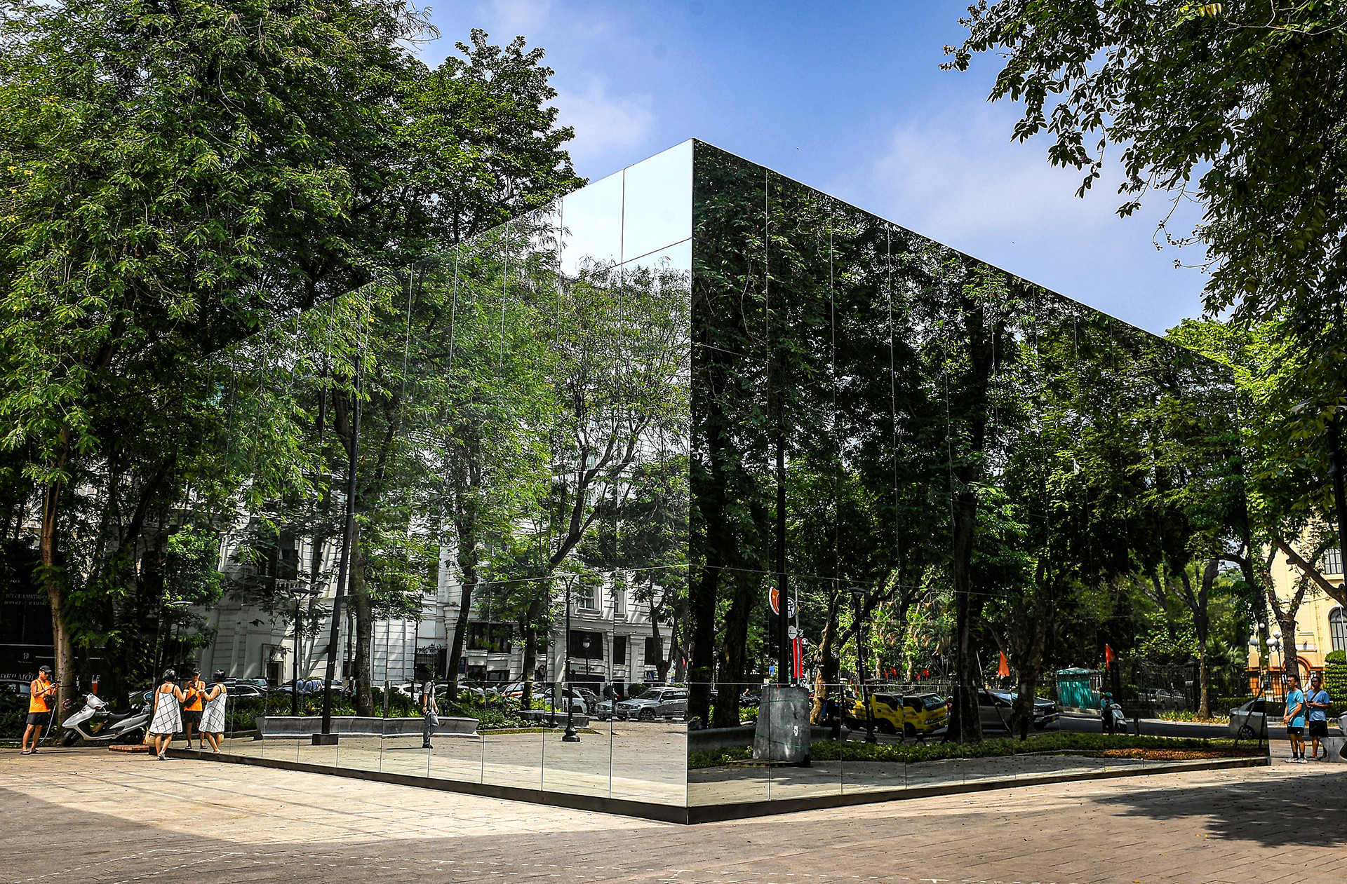 [Ảnh] Độc đáo nhà gương 3D khổng lồ tại vườn hoa Diên Hồng ảnh 1