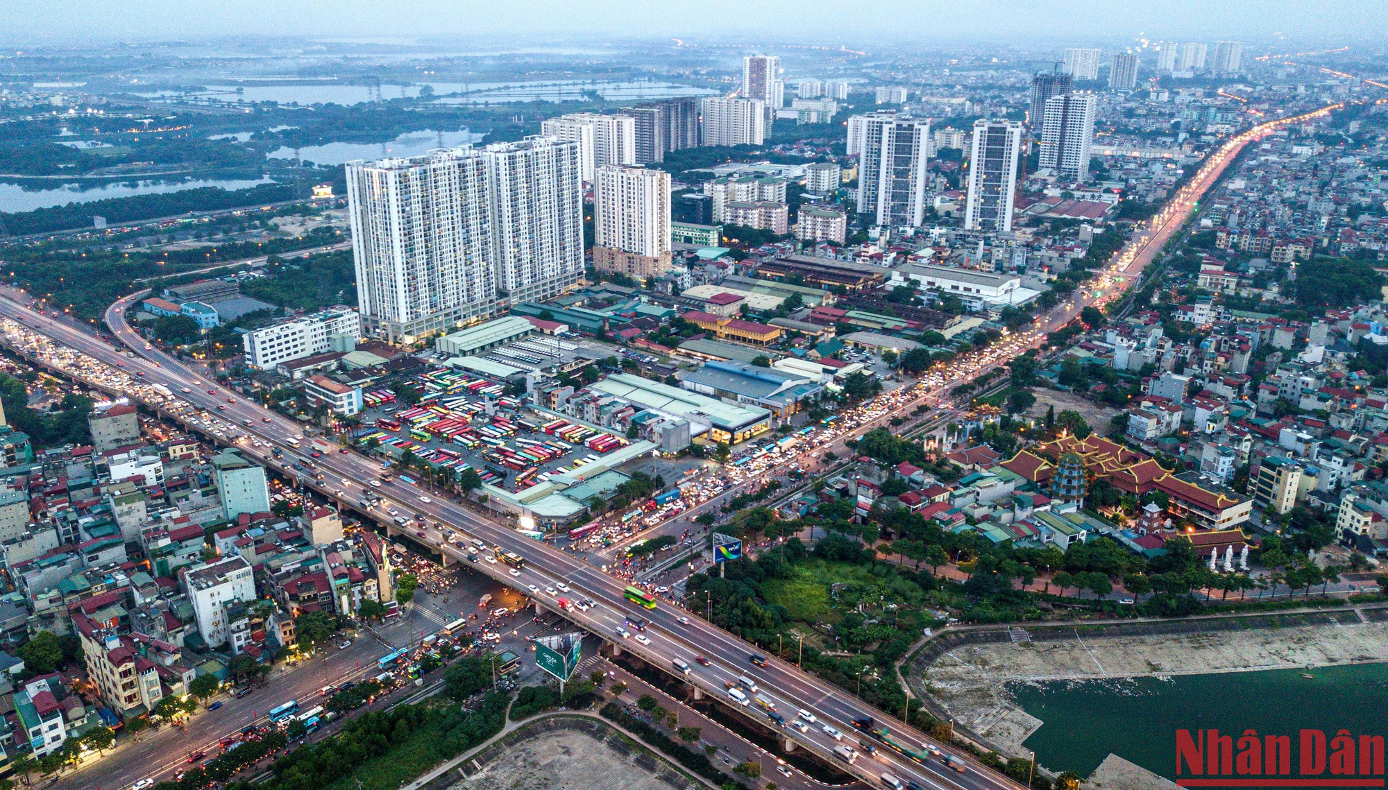 Tình hình giao thông trong chiều ngày hôm nay có tăng mạnh nhưng tại tuyến đường Giáp Bát đoạn bến xe Nước Ngầm và trên trục tuy đông tại nhiều điểm dừng đèn tín hiệu, nhưng giao thông vẫn được bảo đảm, chưa xảy ra hiện tượng ùn tắc.