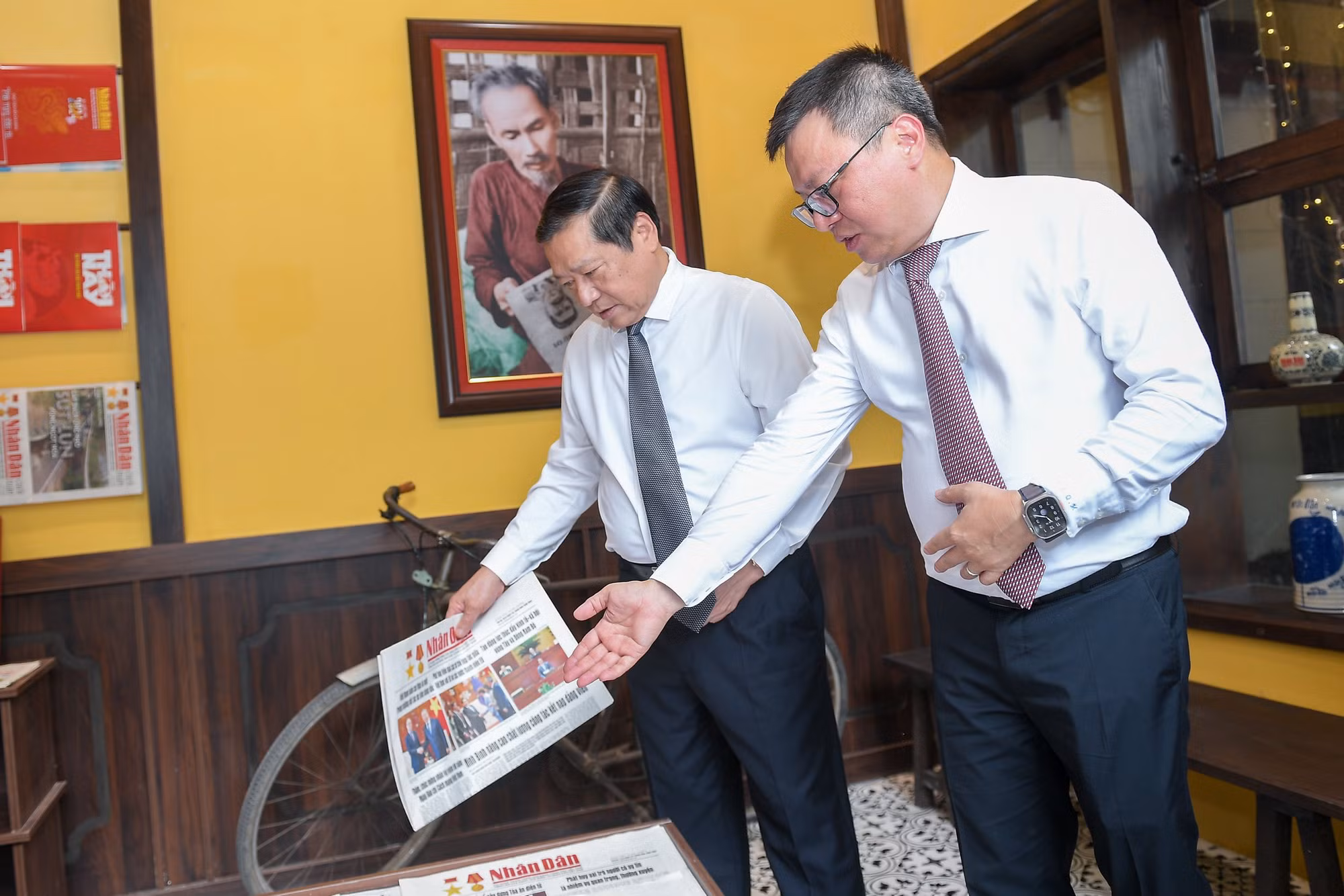 Tổng Biên tập Báo Nhân Dân Lê Quốc Minh giới thiệu những ấn phẩm và không gian đặc biệt này với Phó Trưởng Ban Thường trực Ban Tuyên giáo Trung ương Lại Xuân Môn.