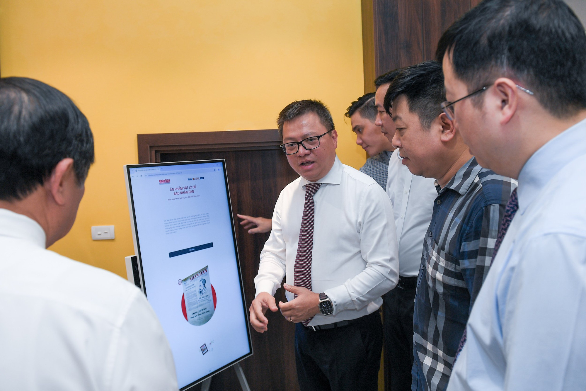 Tổng Biên tập Báo Nhân Dân Lê Quốc Minh giới thiệu "Ấn phẩm vật lý số Báo Nhân Dân" với các đại biểu.