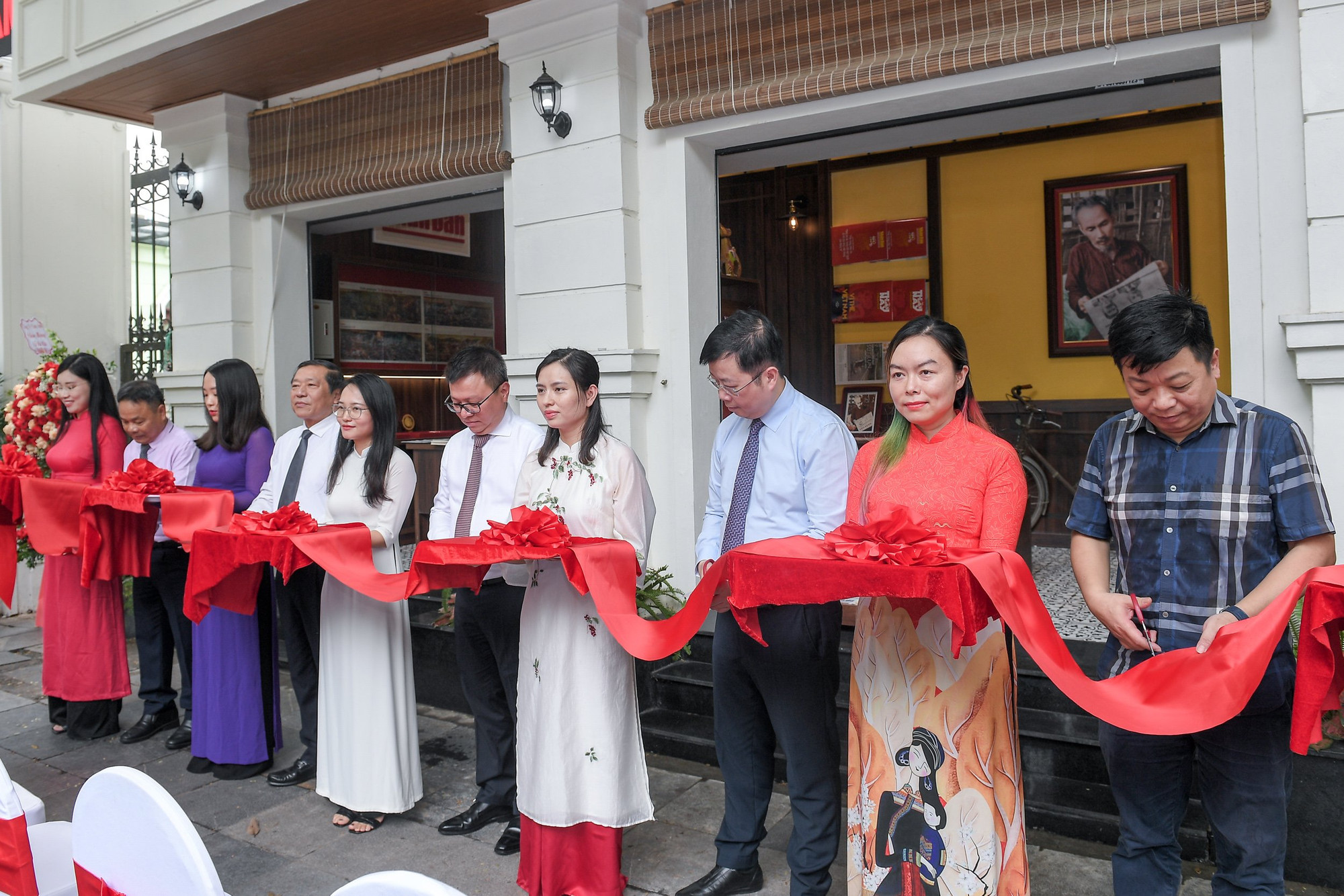 Các đại biểu cắt băng khai mạc ra mắt không gian trưng bày, trải nghiệm và giới thiệu sản phẩm của Báo Nhân Dân.