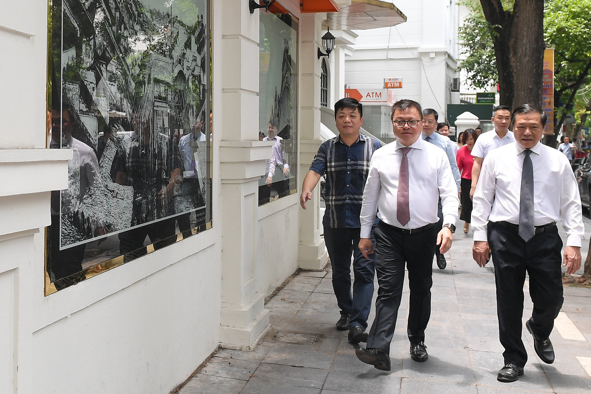 Các đại biểu tham quan gian trưng bày tại cổng Báo Nhân Dân và góc cuối phố Bảo Khánh.