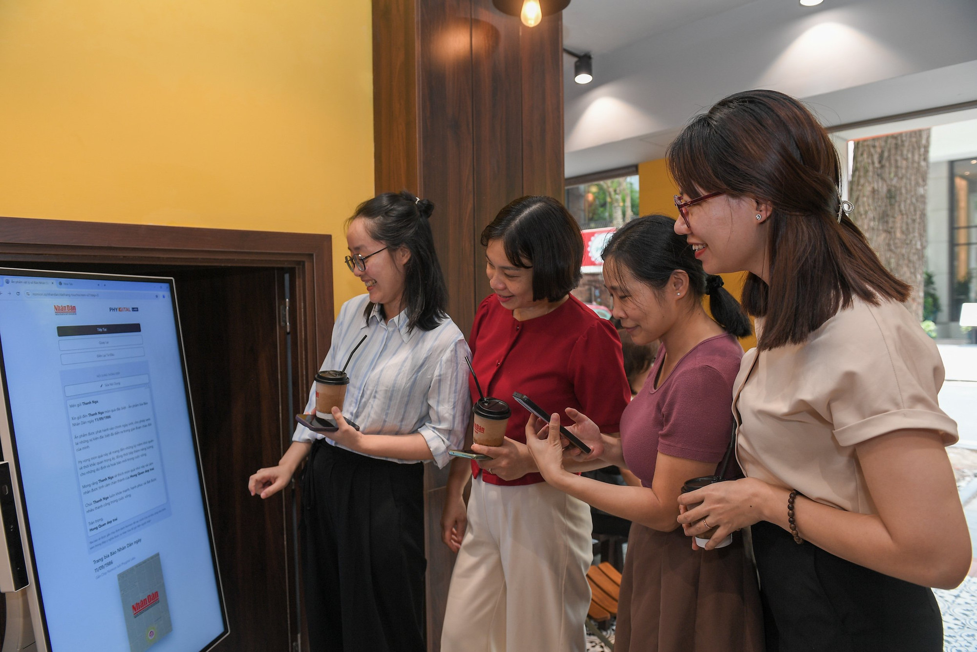 Các bạn trẻ thích thú và ấn tượng với các ấn phẩm số khá mới lạ và đặc biệt của Báo Nhân Dân.