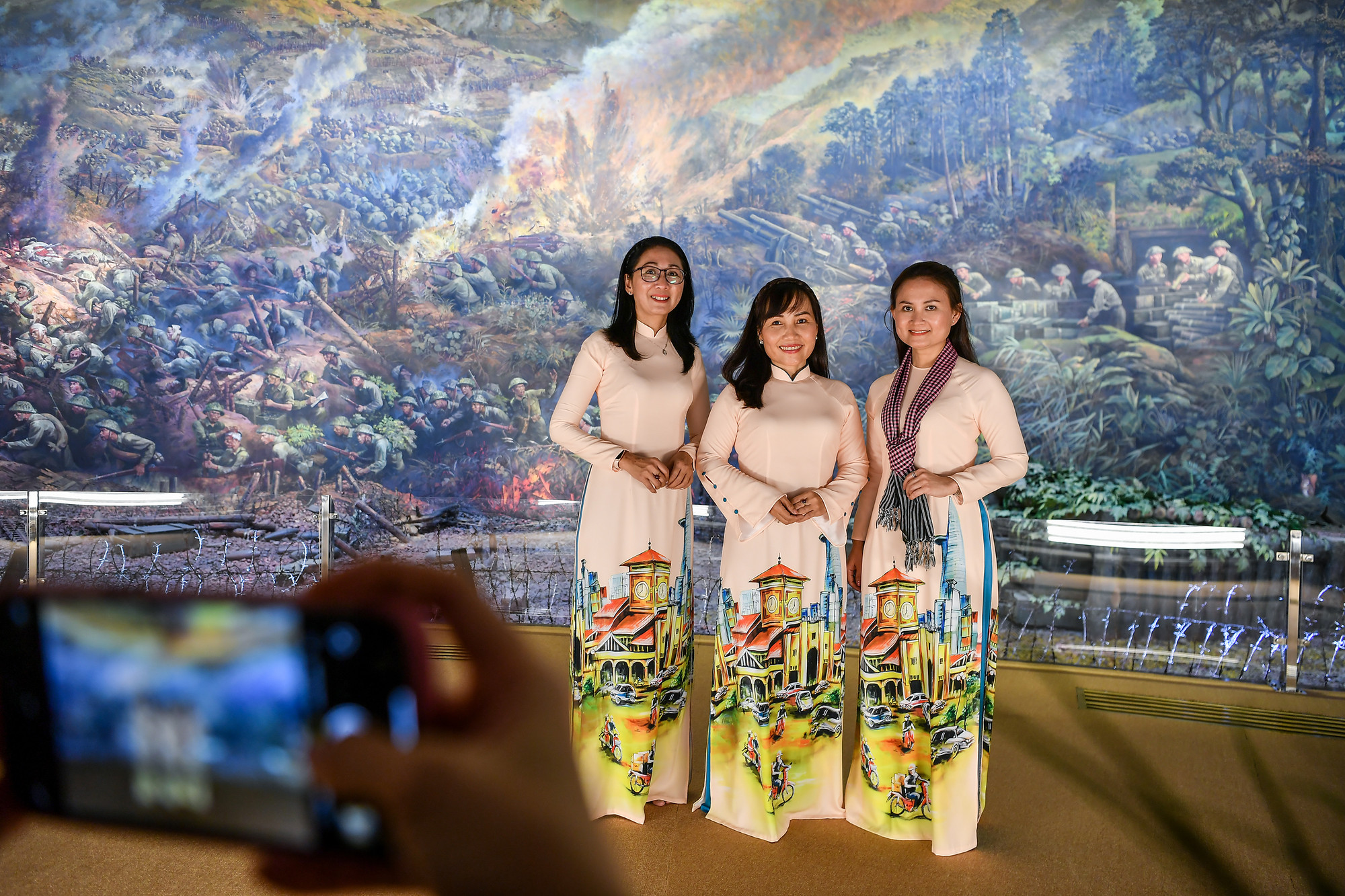 [Ảnh] Cựu chiến binh, du khách xúc động xem tranh Panorama tái hiện Chiến dịch Điện Biên Phủ ảnh 10