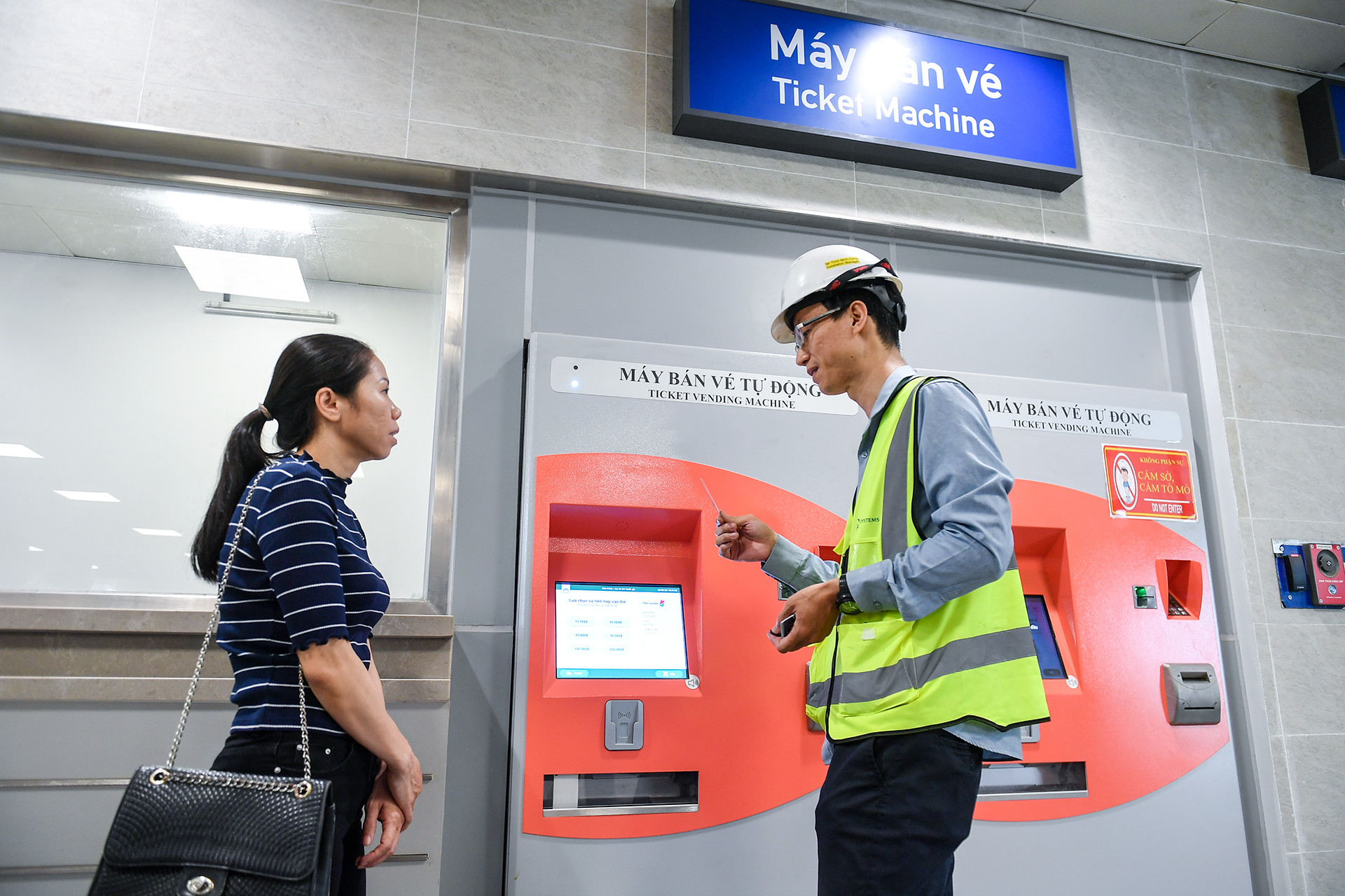 Hệ thống thu vé và bán vé được lắp đặt hoàn thiện tại tầng trung chuyển của 8 ga trên cao.