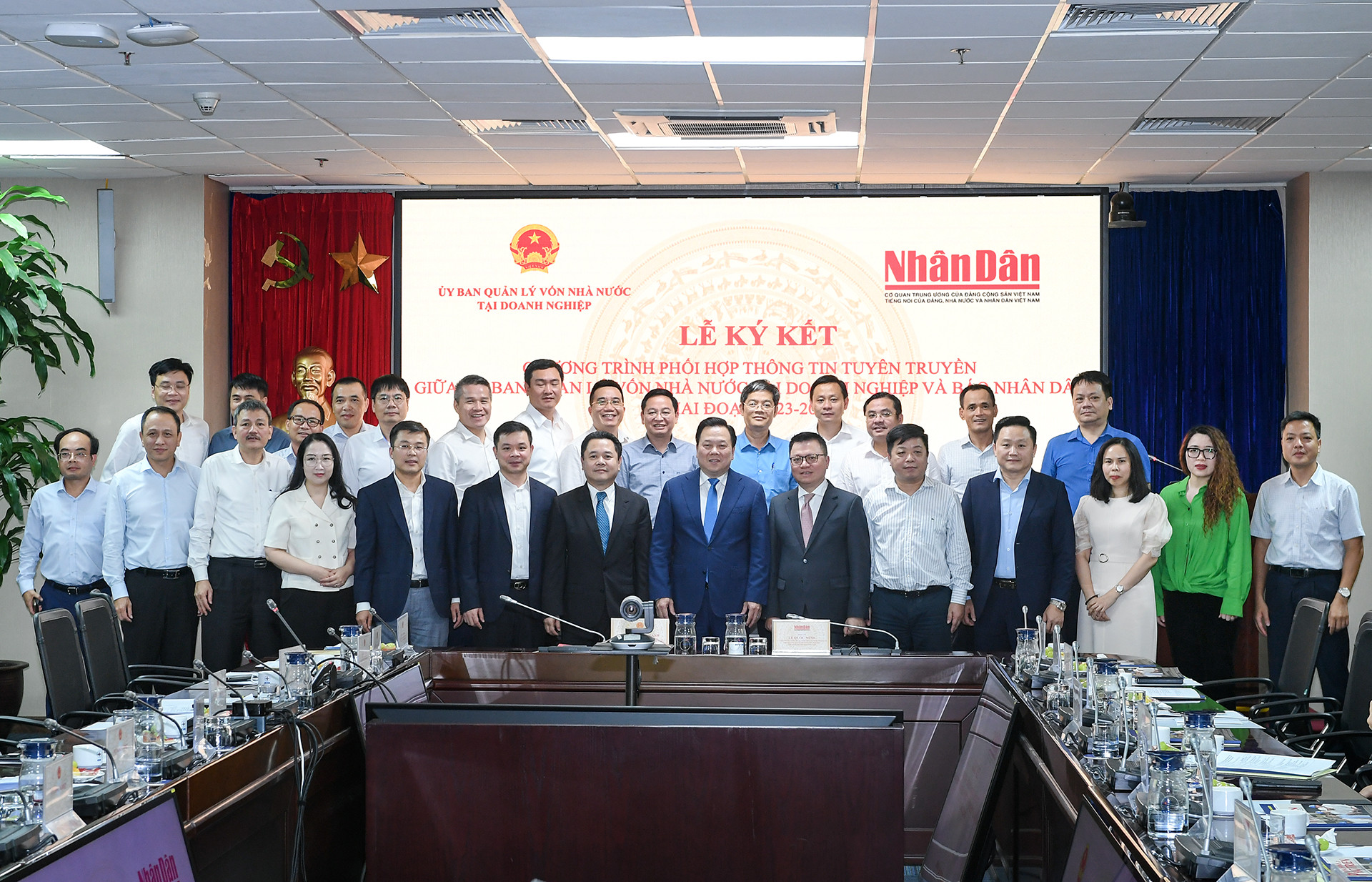 Các đại biểu tham dự Lễ ký kết chụp hình lưu niệm.