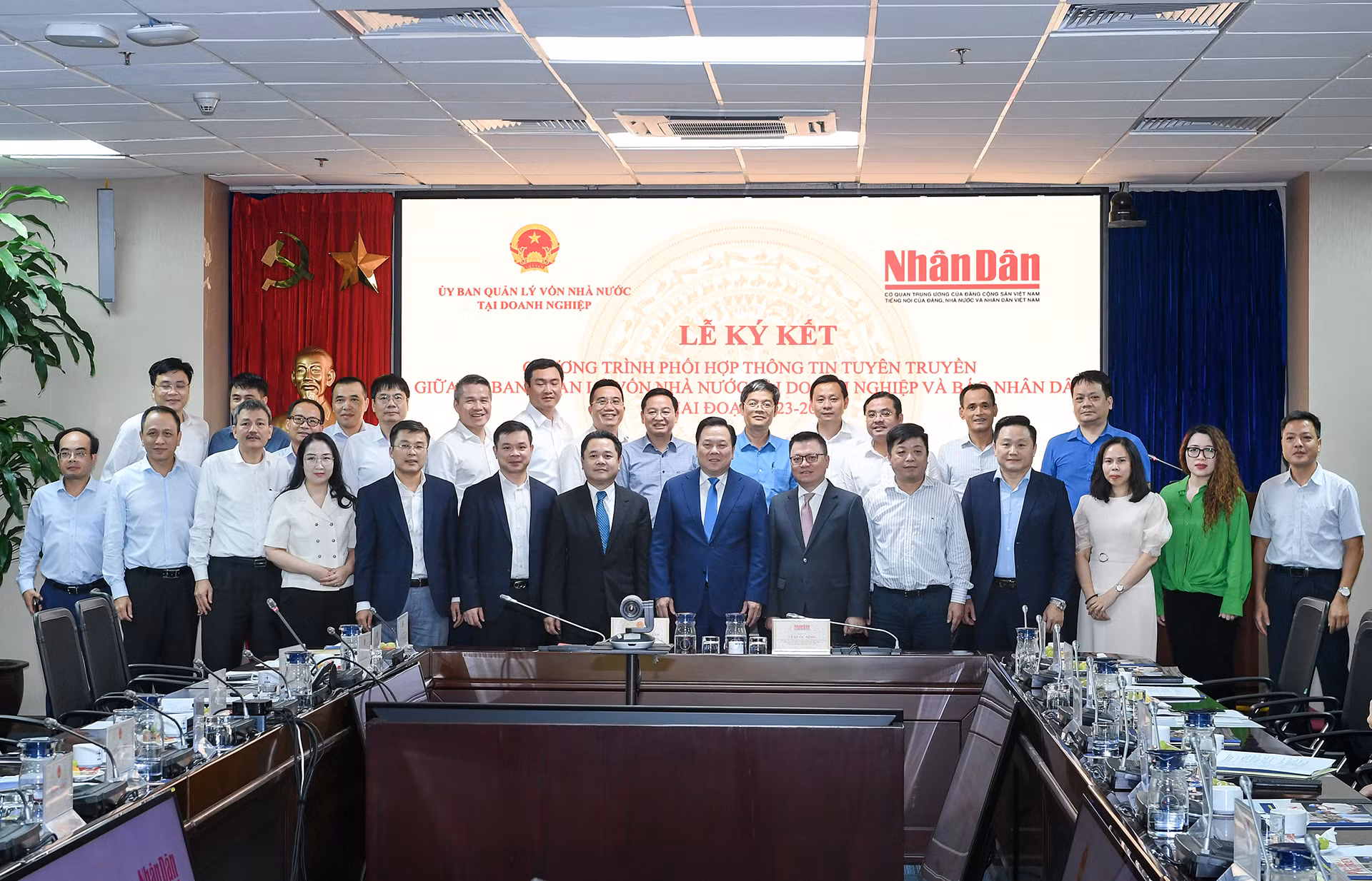 Các đại biểu tham dự Lễ ký kết chụp hình lưu niệm.