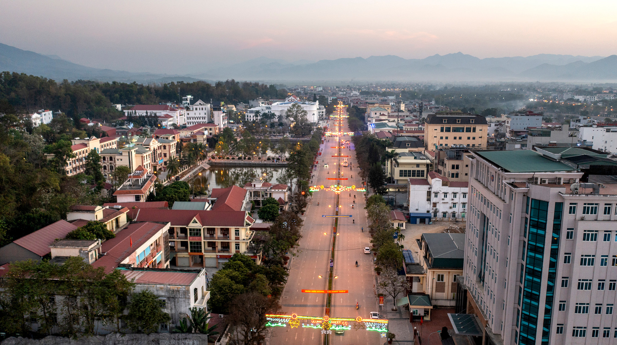 [Ảnh] Thành phố Điện Biên Phủ sau 70 năm chiến thắng lịch sử ảnh 3