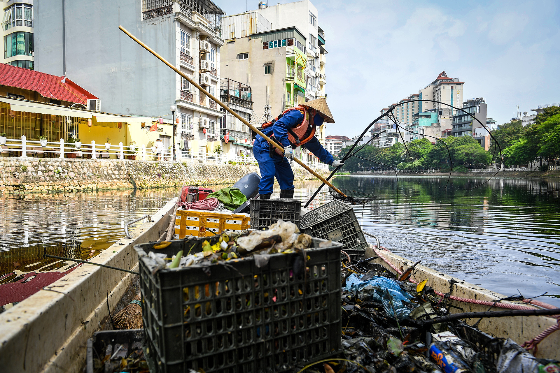 [Ảnh] Những người âm thầm vớt rác trên sông, hồ Hà Nội ảnh 6