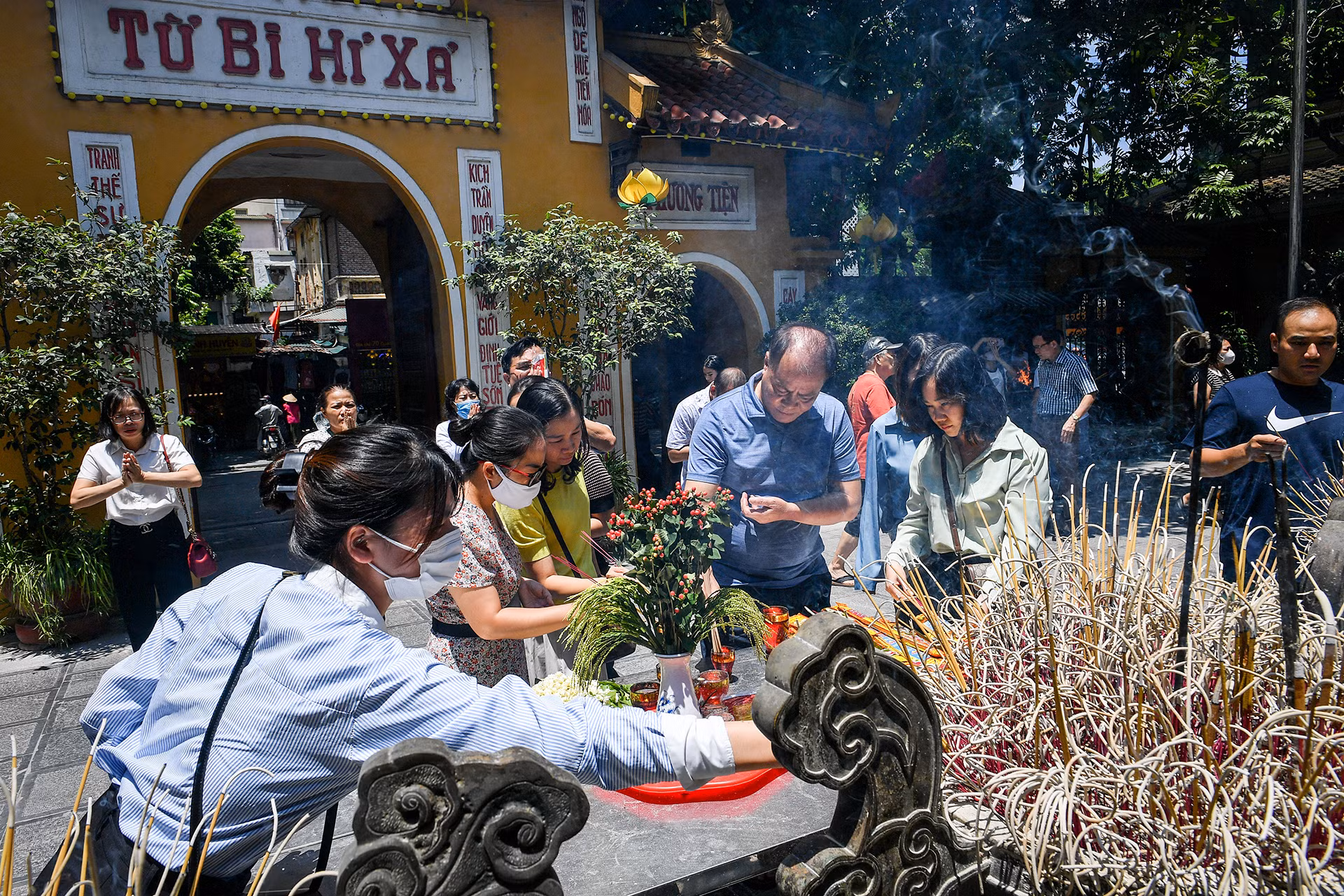 [Ảnh] Người dân Thủ đô tấp nập đi chùa ngày Rằm tháng 7 ảnh 5