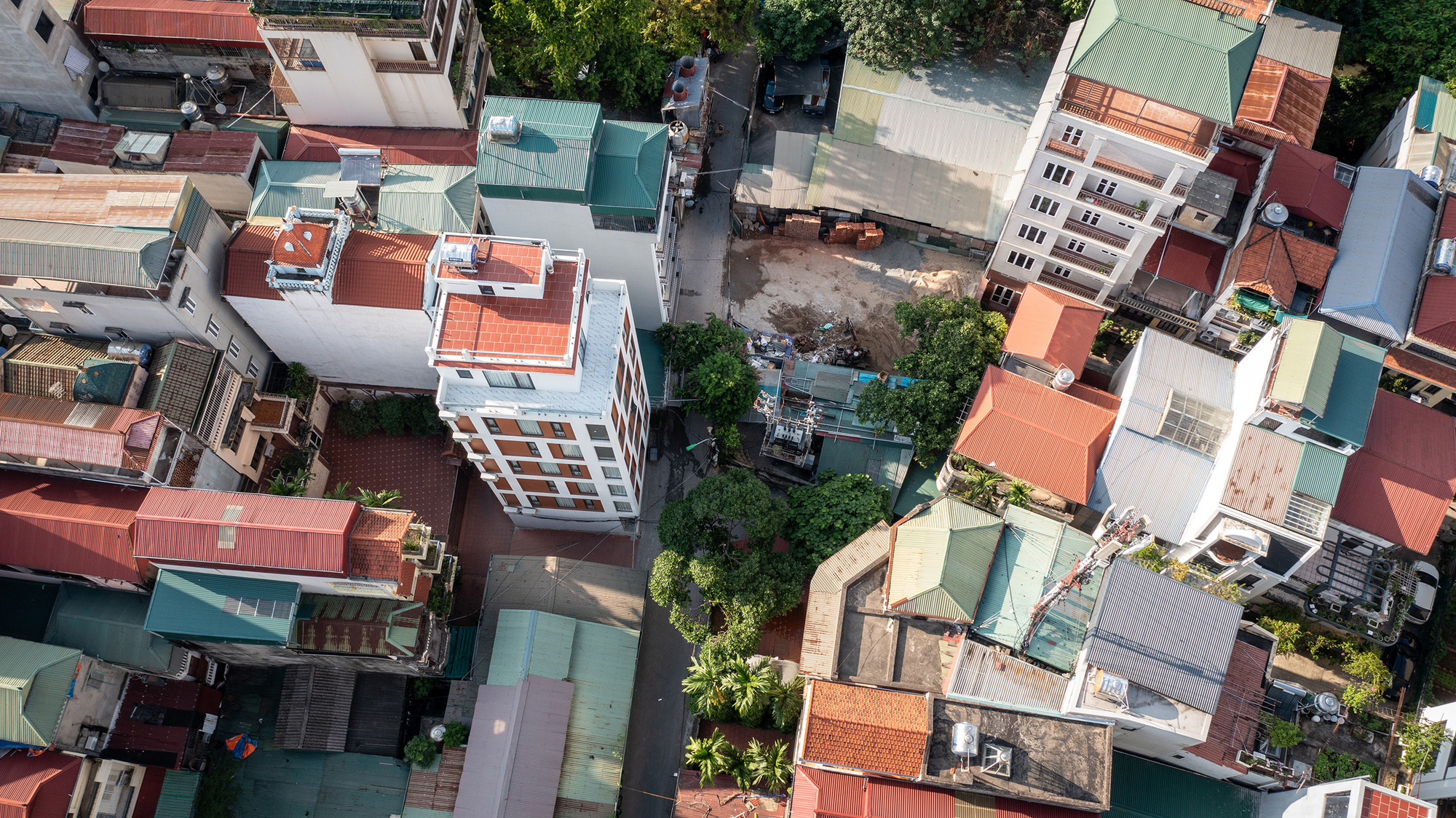 Khu đất dự kiến xây dựng đường giao thông nội bộ, vườn hoa, cây xanh trên đã bị một số hộ biến thành nơi kinh doanh buôn bán phế liệu...