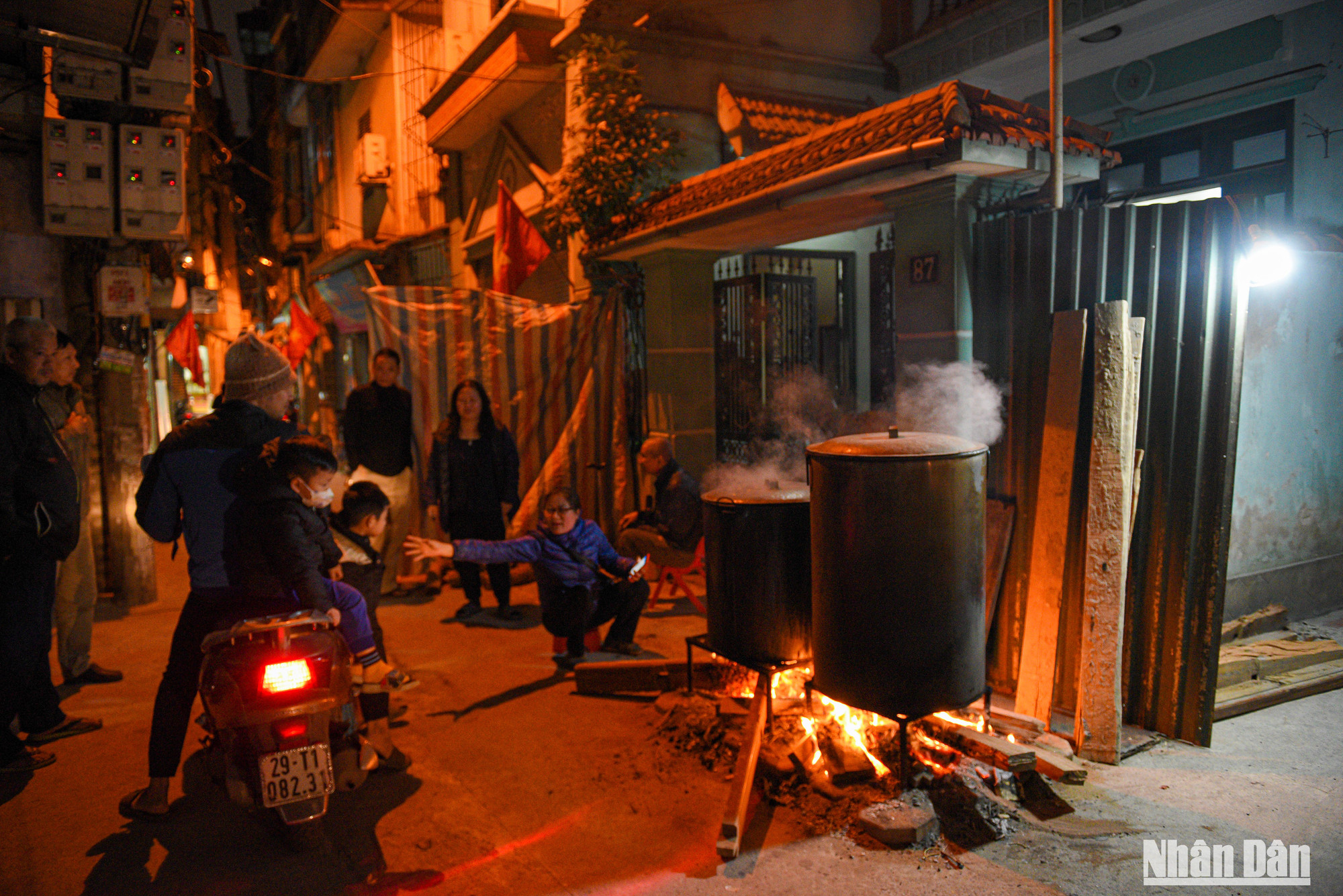 Mọi người trong khu phố cùng tụm lại để vui chơi và ca hát để nấu bánh chưng xuyên đêm. Mọi người trong khu phố cùng tụm lại để vui chơi và ca hát để nấu bánh chưng xuyên đêm.