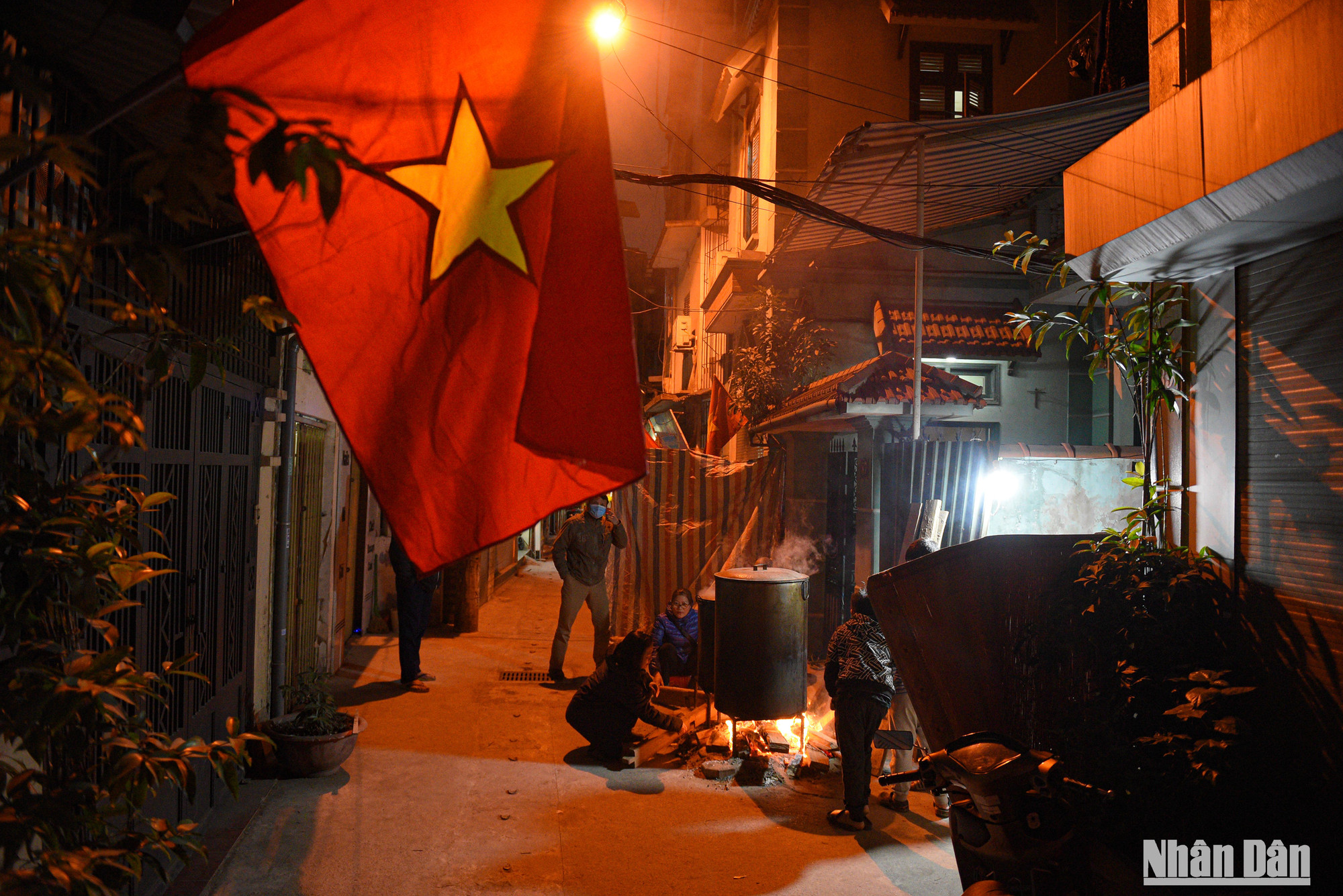 Vào những ngày giáp Tết Quý Mão, nhiều người dân Hà Nội vẫn giữ truyền thống cùng nhau ngồi gói bánh, canh bếp lửa chờ bánh chín. Đây là dịp để mọi người ngồi lại quây quần bên nhau chia sẻ lại những câu chuyện vui, buồn sau một năm bận rộn, chuẩn bị đón một năm mới ngập tràn hạnh phúc. Vào những ngày giáp Tết Quý Mão, nhiều người dân Hà Nội vẫn giữ truyền thống cùng nhau ngồi gói bánh, canh bếp lửa chờ bánh chín. Đây là dịp để mọi người ngồi lại quây quần bên nhau chia sẻ lại những câu chuyện vui, buồn sau một năm bận rộn, chuẩn bị đón một năm mới ngập tràn hạnh phúc.