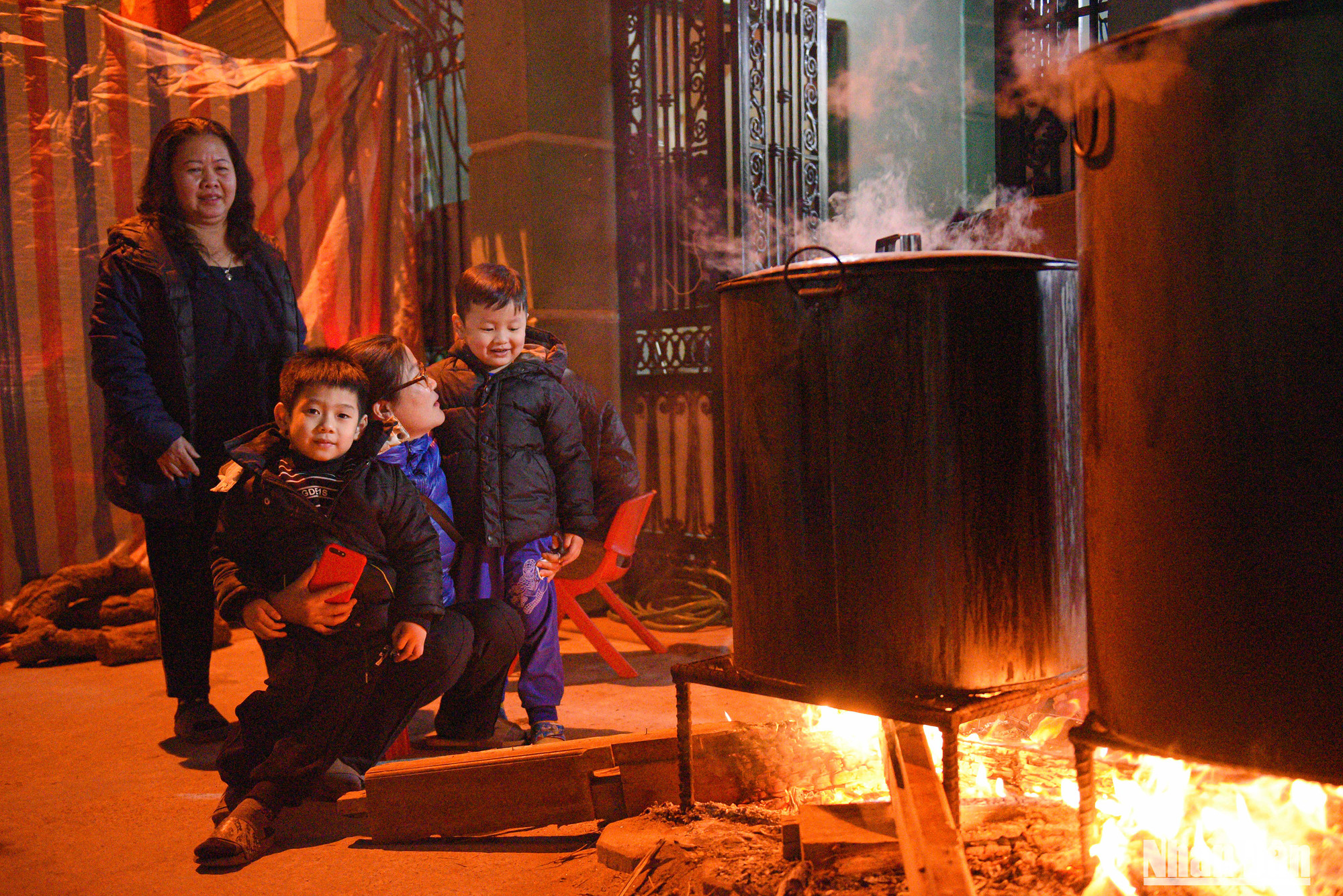 Hình ảnh người già trẻ nhỏ quây quần bên nồi bánh chưng tạo nên một bức tranh ngày Tết thật ấp áp, sum vầy. Hình ảnh người già trẻ nhỏ quây quần bên nồi bánh chưng tạo nên một bức tranh ngày Tết thật ấp áp, sum vầy.