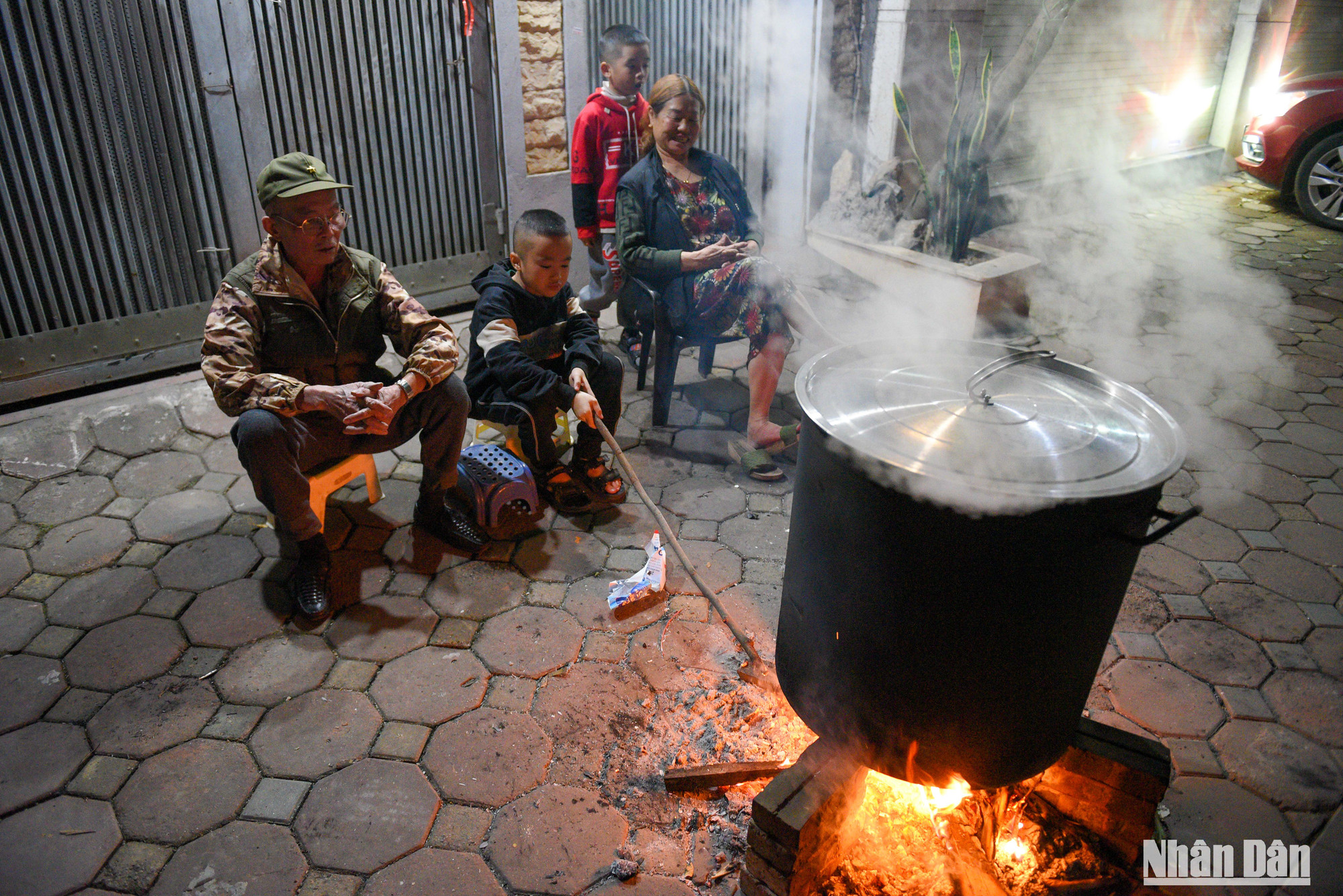 Chú Châu tâm niệm: "Năm nào tôi cũng nấu bánh chưng tuy vất vả nhưng quan trọng nhất là muốn cho con cháu hiểu và giữ được nếp sống này của gia đình tôi ngày Tết" Chú Châu tâm niệm: "Năm nào tôi cũng nấu bánh chưng tuy vất vả nhưng quan trọng nhất là muốn cho con cháu hiểu và giữ được nếp sống này của gia đình tôi ngày Tết"