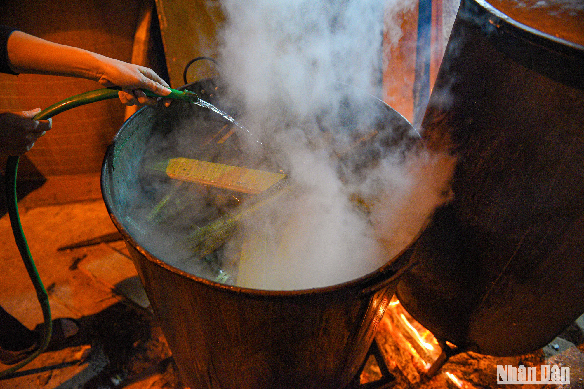 "Mặc dù bây giờ bánh chưng được bày bán trên thị trường nhiều nhưng đây là một nét văn hóa của dân tộc và tôi muốn góp phần giữ gìn nó. Năm nay tôi nấu hơn 50 chiếc bánh chưng để chia cho mọi người trong gia đình và làm quà tặng bạn bè", anh Tuyến (quận Thanh Xuân) chia sẻ. "Mặc dù bây giờ bánh chưng được bày bán trên thị trường nhiều nhưng đây là một nét văn hóa của dân tộc và tôi muốn góp phần giữ gìn nó. Năm nay tôi nấu hơn 50 chiếc bánh chưng để chia cho mọi người trong gia đình và làm quà tặng bạn bè", anh Tuyến (quận Thanh Xuân) chia sẻ.