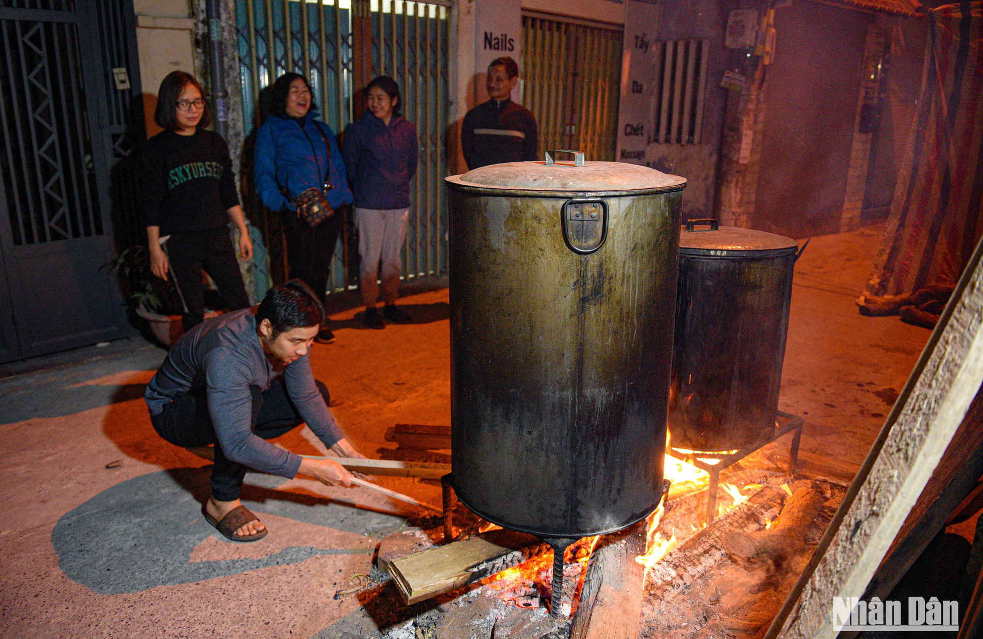 Trong khi mọi thứ đều có thể mua được ở chợ, siêu thị thì hình ảnh bếp bánh chưng với lửa hồng tại các vỉa hè, ngõ phố Hà Nội thật quý giá. Trong khi mọi thứ đều có thể mua được ở chợ, siêu thị thì hình ảnh bếp bánh chưng với lửa hồng tại các vỉa hè, ngõ phố Hà Nội thật quý giá.