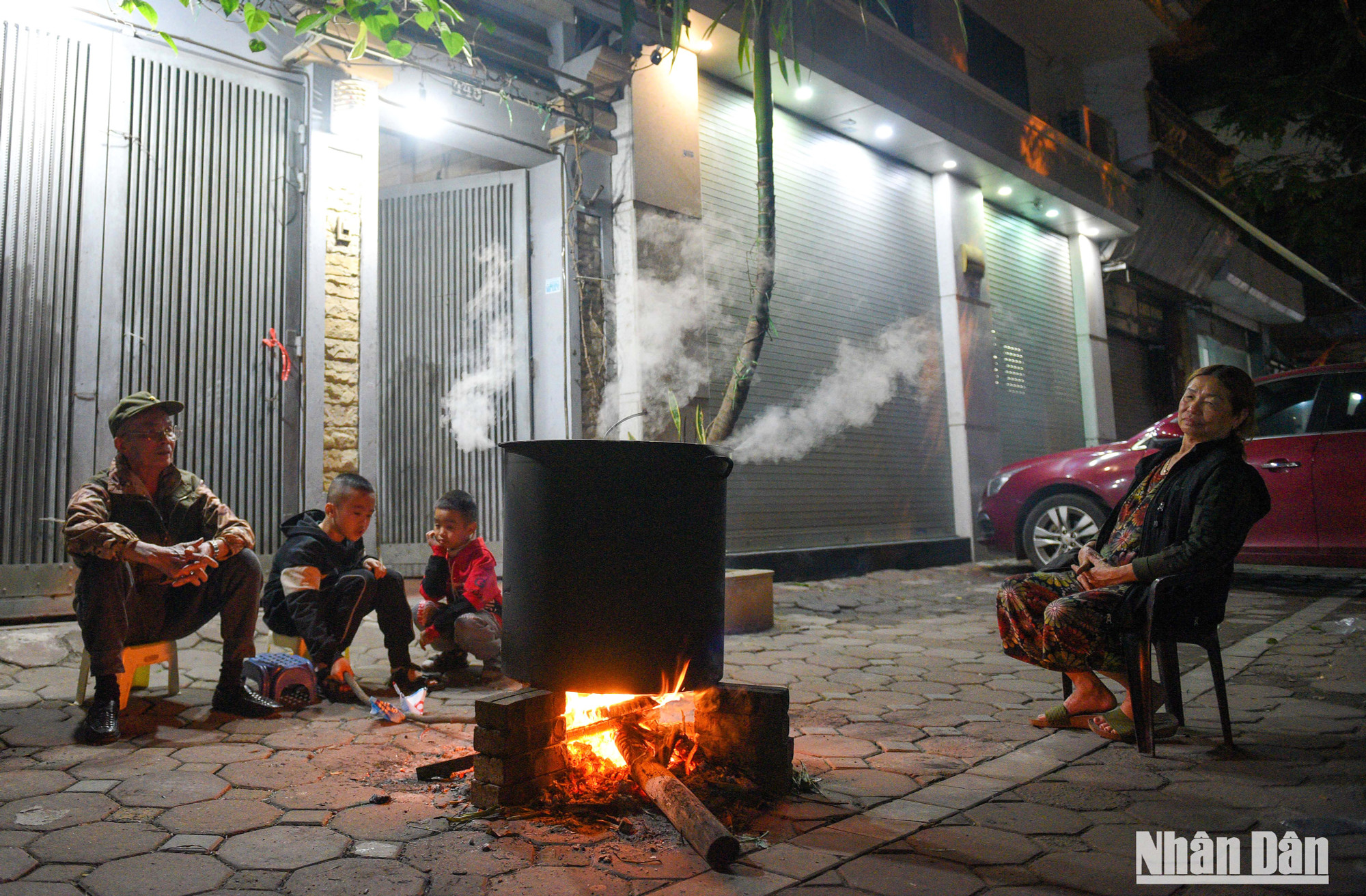 [Ảnh] Người dân Hà Nội quây quần bên nồi bánh chưng đón Tết ảnh 8