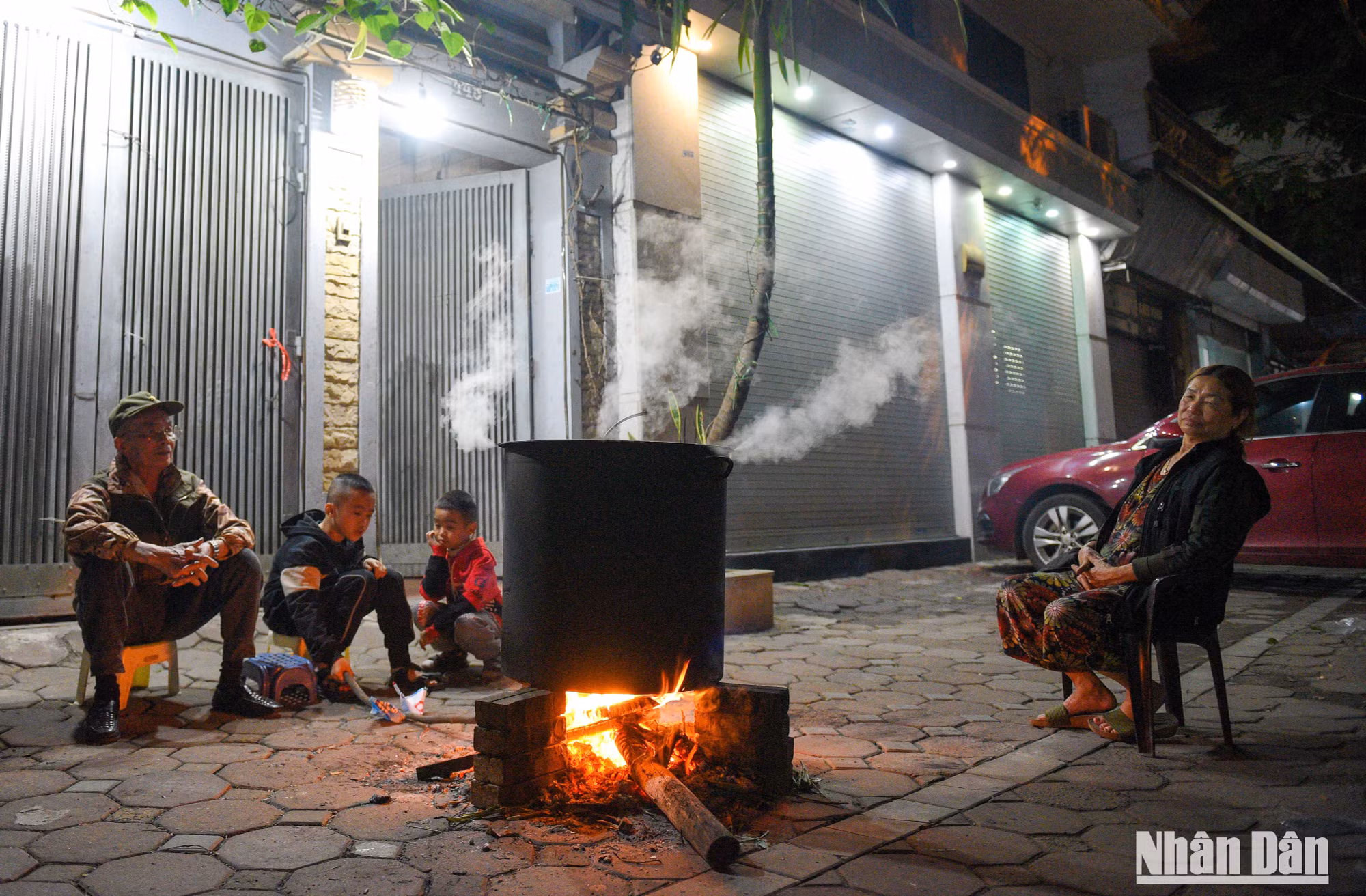 [Ảnh] Người dân Hà Nội quây quần bên nồi bánh chưng đón Tết ảnh 8