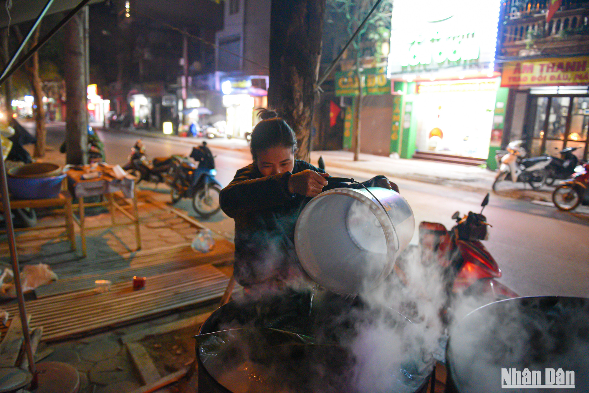 Năm nay gia đình cô Son bắt đầu gói từ ngày 23 Tết, những nguyên liệu được gia đình chuẩn bị từ rất sớm. Những nồi bánh chưng của gia đình cô Son đang sôi sùng sục. Năm nay gia đình cô Son bắt đầu gói từ ngày 23 Tết, những nguyên liệu được gia đình chuẩn bị từ rất sớm. Những nồi bánh chưng của gia đình cô Son đang sôi sùng sục.