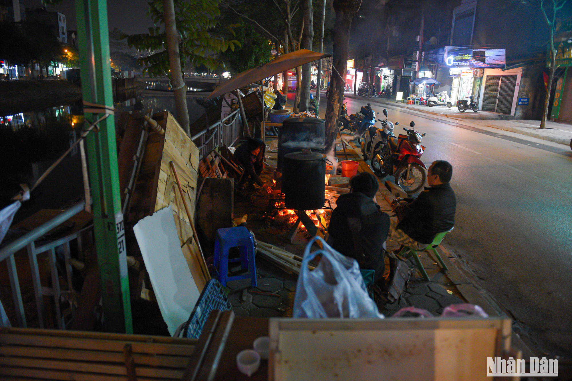 Cả gia đình cô Son mỗi dịp cận Tết lại ra ngồi quây quần bên nồi bánh chưng ấm áp. Cả gia đình cô Son mỗi dịp cận Tết lại ra ngồi quây quần bên nồi bánh chưng ấm áp.