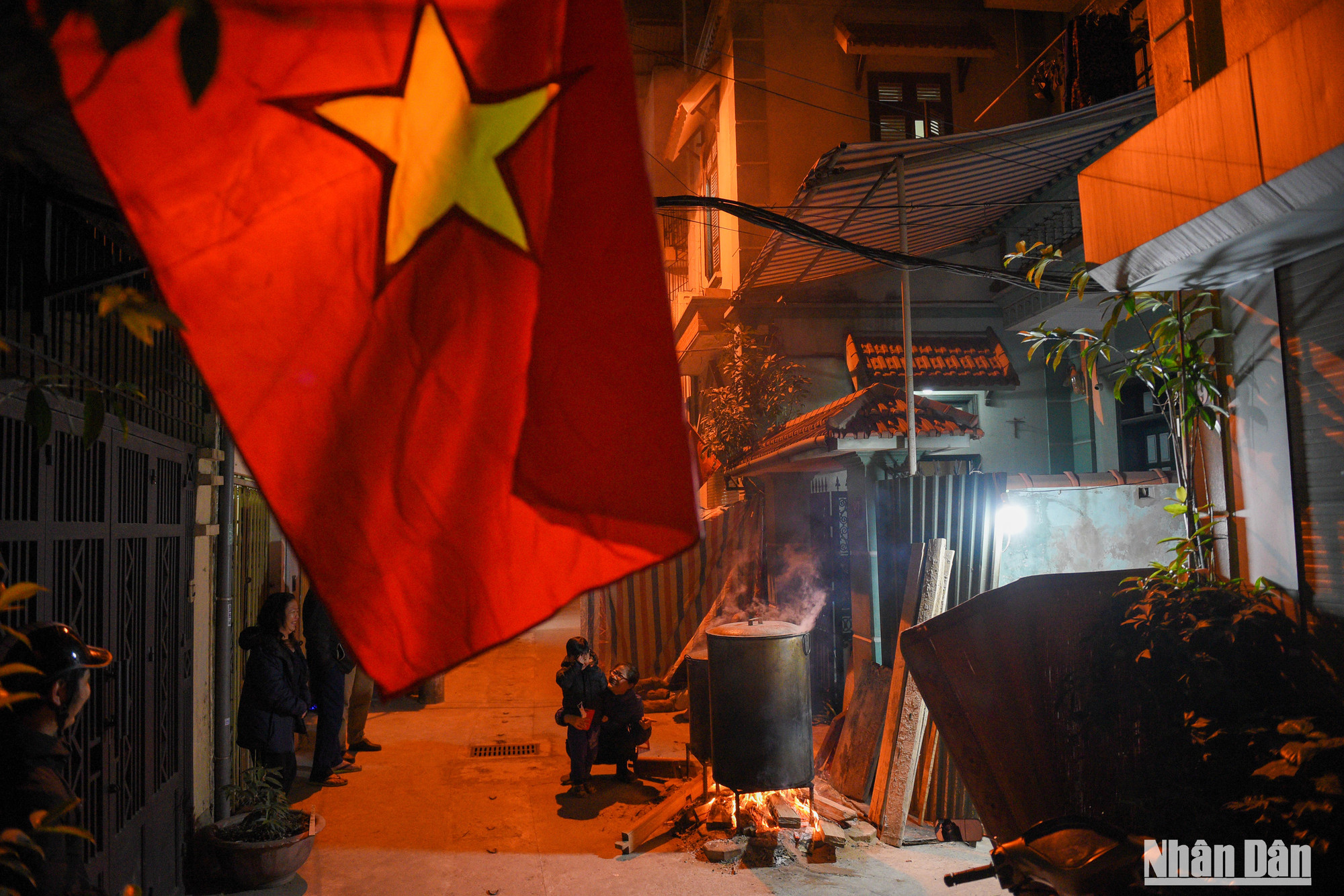 Bánh chưng đã trở thành một nét văn hóa, một món ăn truyền thống và lâu đời ở Việt Nam. Bếp lửa hồng không chỉ nấu bánh chưng mà còn giữ được nét đẹp xưa của người dân Hà Nội, cùng nhau sum vầy sau cả năm vất vả làm ăn. Bánh chưng đã trở thành một nét văn hóa, một món ăn truyền thống và lâu đời ở Việt Nam. Bếp lửa hồng không chỉ nấu bánh chưng mà còn giữ được nét đẹp xưa của người dân Hà Nội, cùng nhau sum vầy sau cả năm vất vả làm ăn.