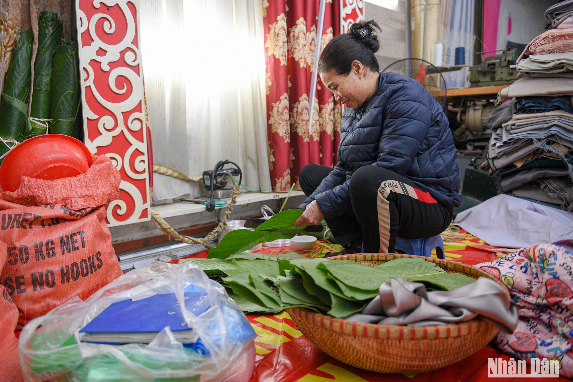 Tại nhà 392 đường Khương Đình, gia đình cô Son đã nhiều năm nhận gói bánh chưng cho những người dân sống quanh khu vực. Tại nhà 392 đường Khương Đình, gia đình cô Son đã nhiều năm nhận gói bánh chưng cho những người dân sống quanh khu vực.