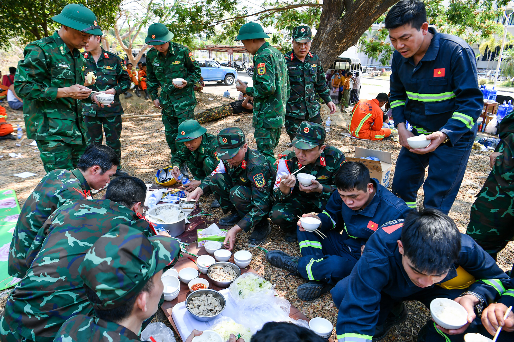 Khoảnh khắc bình dị với những bữa ăn ngay tại hiện trường của lực lượng Quân đội Nhân dân Việt Nam.