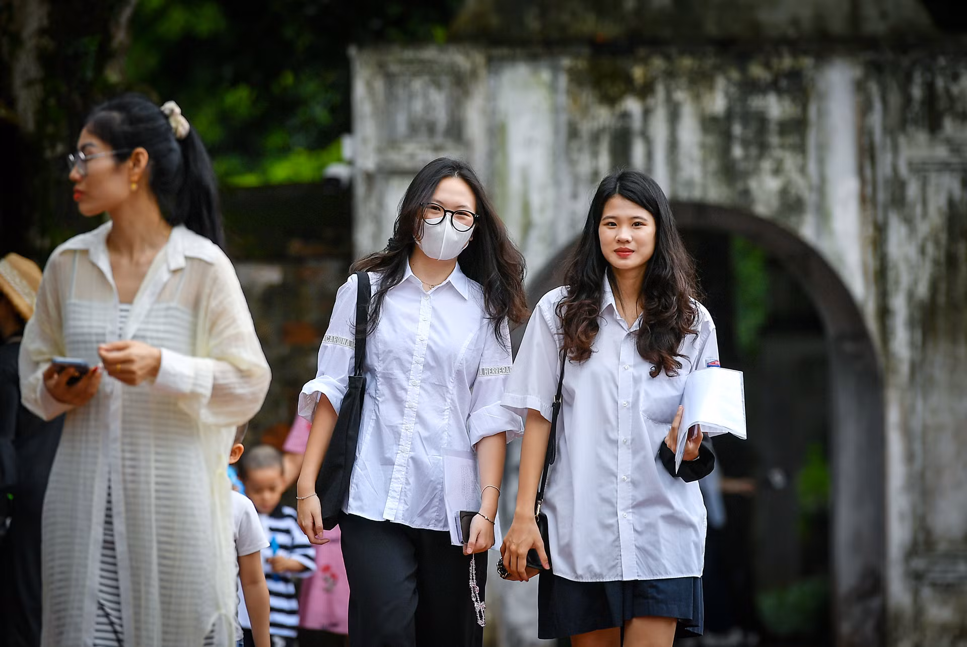 [Ảnh] Sĩ tử đến Văn Miếu cầu may trước kỳ thi tốt nghiệp THPT ảnh 3