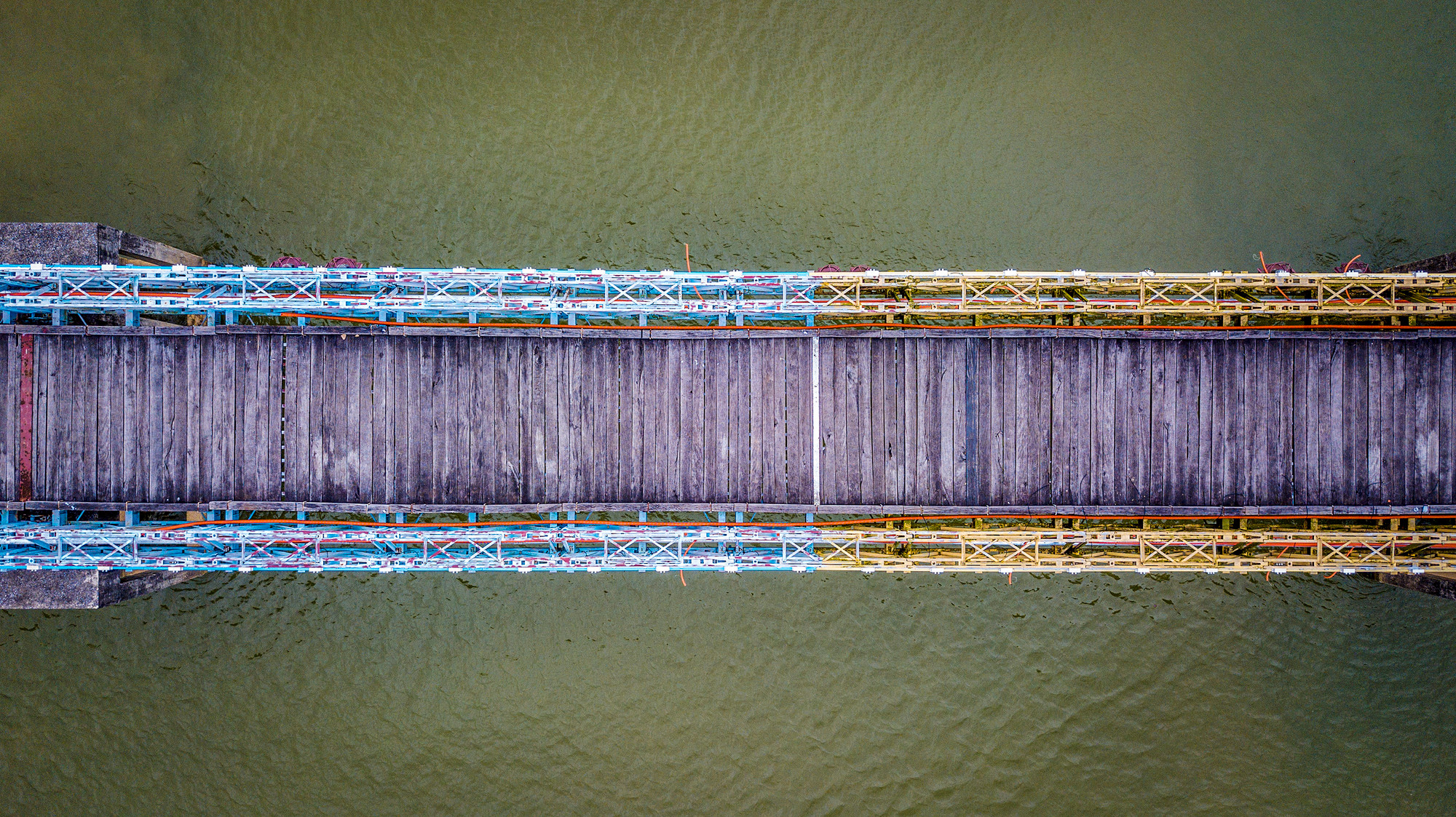 Bắc qua sông Bến Hải, cầu Hiền Lương cũng là cây cầu duy nhất trên thế giới có hai màu sơn khác nhau. Sau Hiệp định Geneva, cầu bị chia đôi, mỗi bên dài 89m. Bờ bắc có 450 tấm gỗ, bờ nam có 444 tấm gỗ. Ban đầu, cầu chỉ có một đường kẻ ngang sơn trắng làm ranh giới giữa hai miền nam-bắc. Trong thời gian tồn tại, trên cầu Hiền Lương từng diễn ra "cuộc chiến màu sơn" quyết liệt. Ban đầu, cầu có màu đỏ ở phía bắc và xanh ở phía đối diện. Với khát vọng thống nhất, phía bờ bắc sơn lại màu xanh thì bờ nam sơn vàng. Cuộc chiến màu sơn kéo dài mãi đến 1960 thì giữ nguyên 2 màu xanh-vàng.