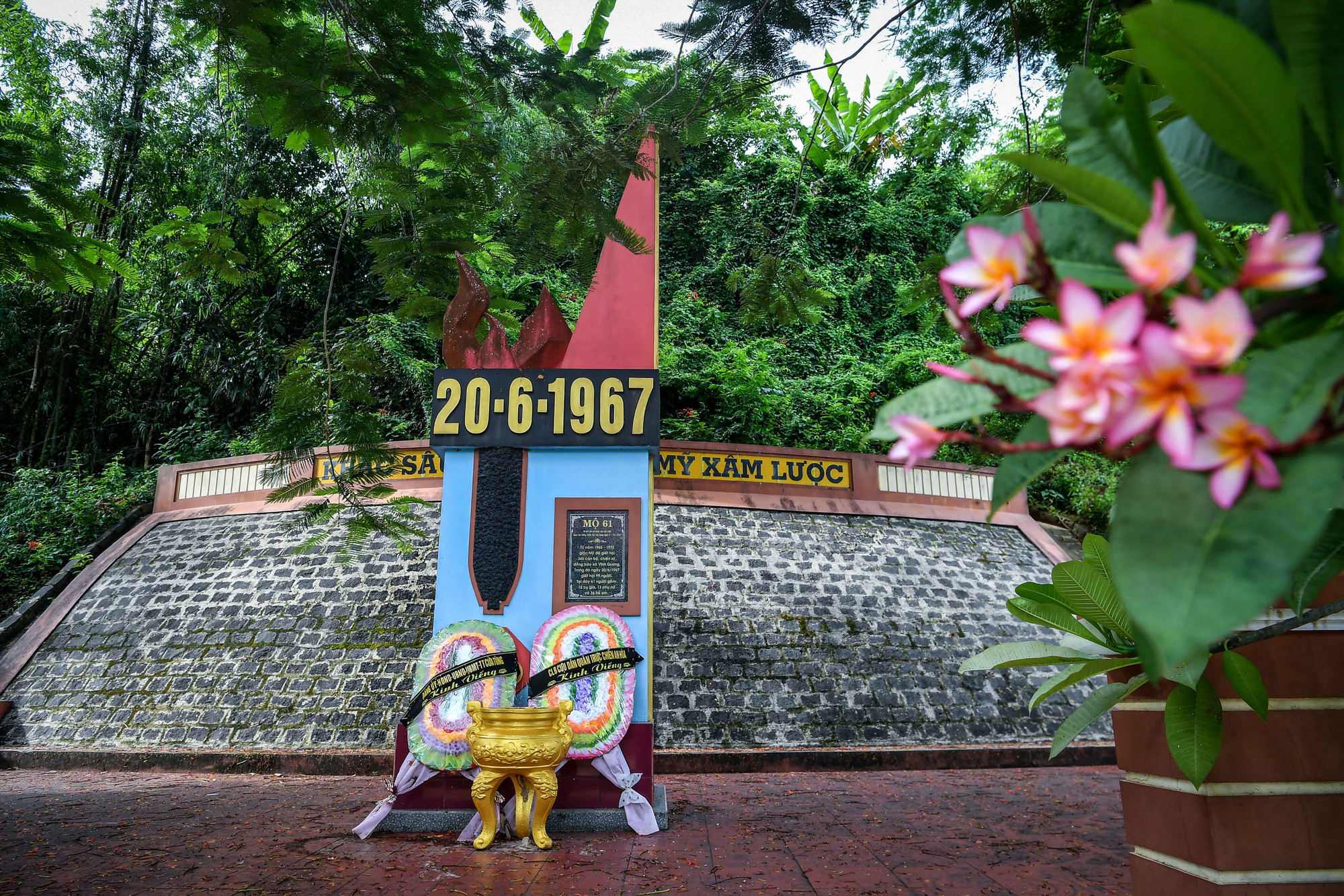 Cách bến đò A không xa là di tích mang tên Mộ 61.