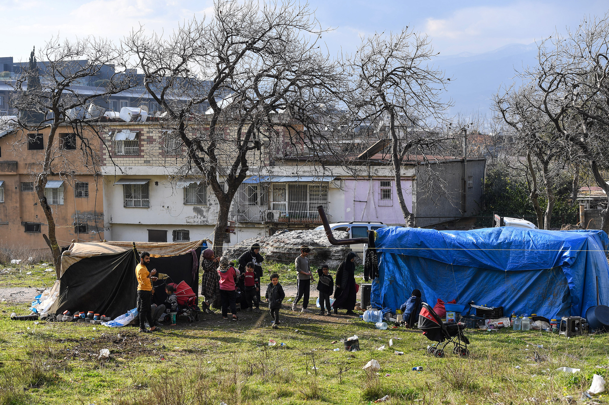 Đây là gia đình của Ahmet, 34 tuổi sống ở vùng ngoại ô thành phố Antakya (Hatay), đã mất nhà và toàn bộ tài sản sau buổi sáng 6/2. Hiện tại hơn 20 người trong gia đình này đang chen chúc trong túp lều tạm được dựng sơ sài bên 1 triền đồi ngoại ô thành phố Antakya.