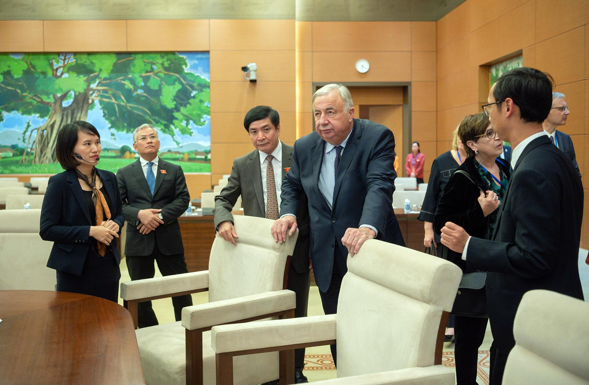 Đoàn đại biểu Thượng viện Cộng hòa Pháp tham quan phòng họp Tân Trào - nơi diễn ra các phiên họp của Ủy ban Thường vụ Quốc hội Việt Nam. Đoàn đại biểu Thượng viện Cộng hòa Pháp tham quan phòng họp Tân Trào - nơi diễn ra các phiên họp của Ủy ban Thường vụ Quốc hội Việt Nam.