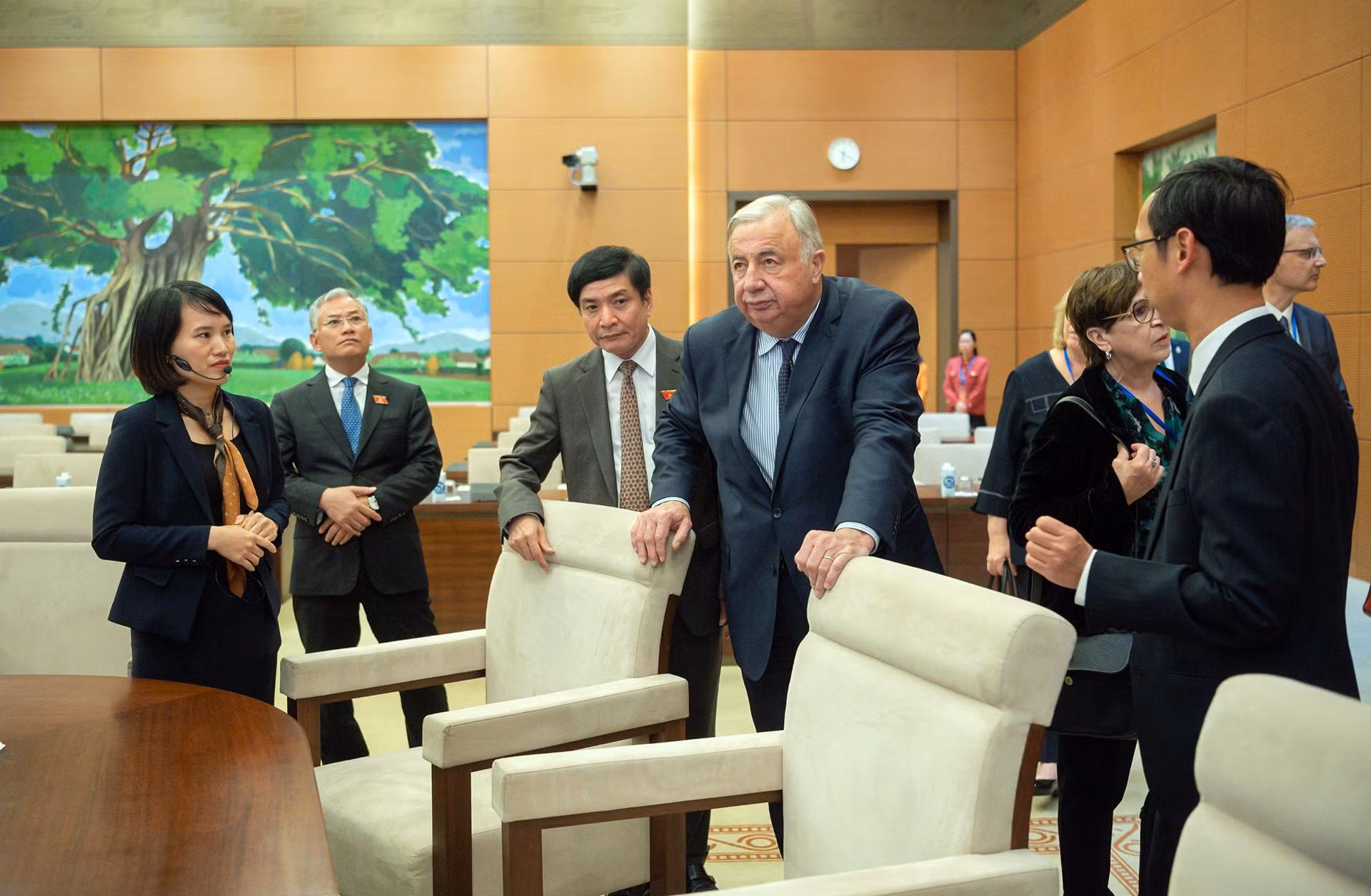 Đoàn đại biểu Thượng viện Cộng hòa Pháp tham quan phòng họp Tân Trào - nơi diễn ra các phiên họp của Ủy ban Thường vụ Quốc hội Việt Nam.