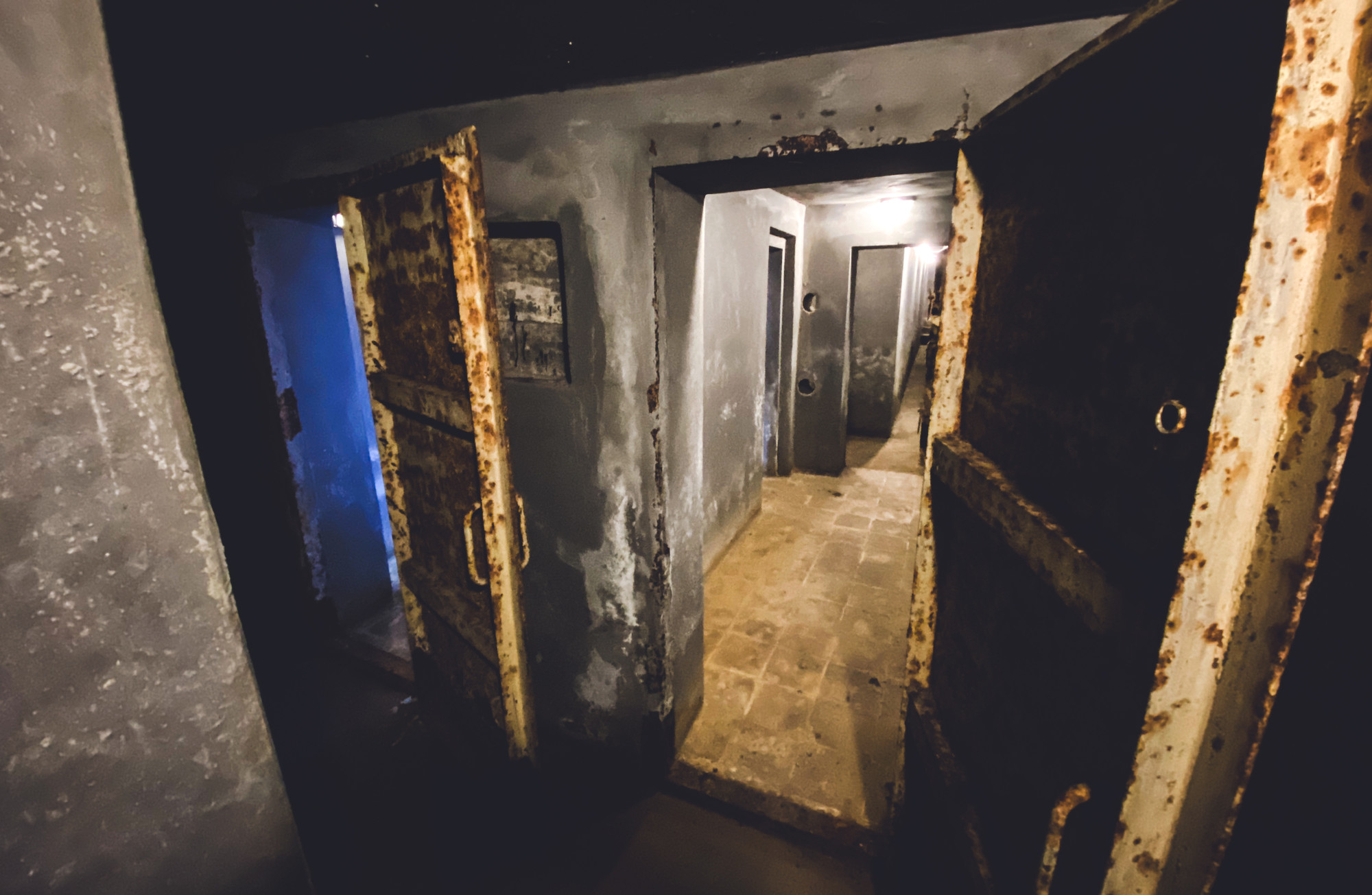 Trước tình hình cuộc chiến đấu chống đế quốc Mỹ ngày càng ác liệt, Ban Biên tập Báo Nhân Dân đã quyết định khẩn trương xây dựng một căn hầm ngay tại Tòa soạn 71 Hàng Trống để trong mọi tình huống xảy ra cũng “không một ngày ngừng xuất bản và phát hành tờ báo của Đảng”.