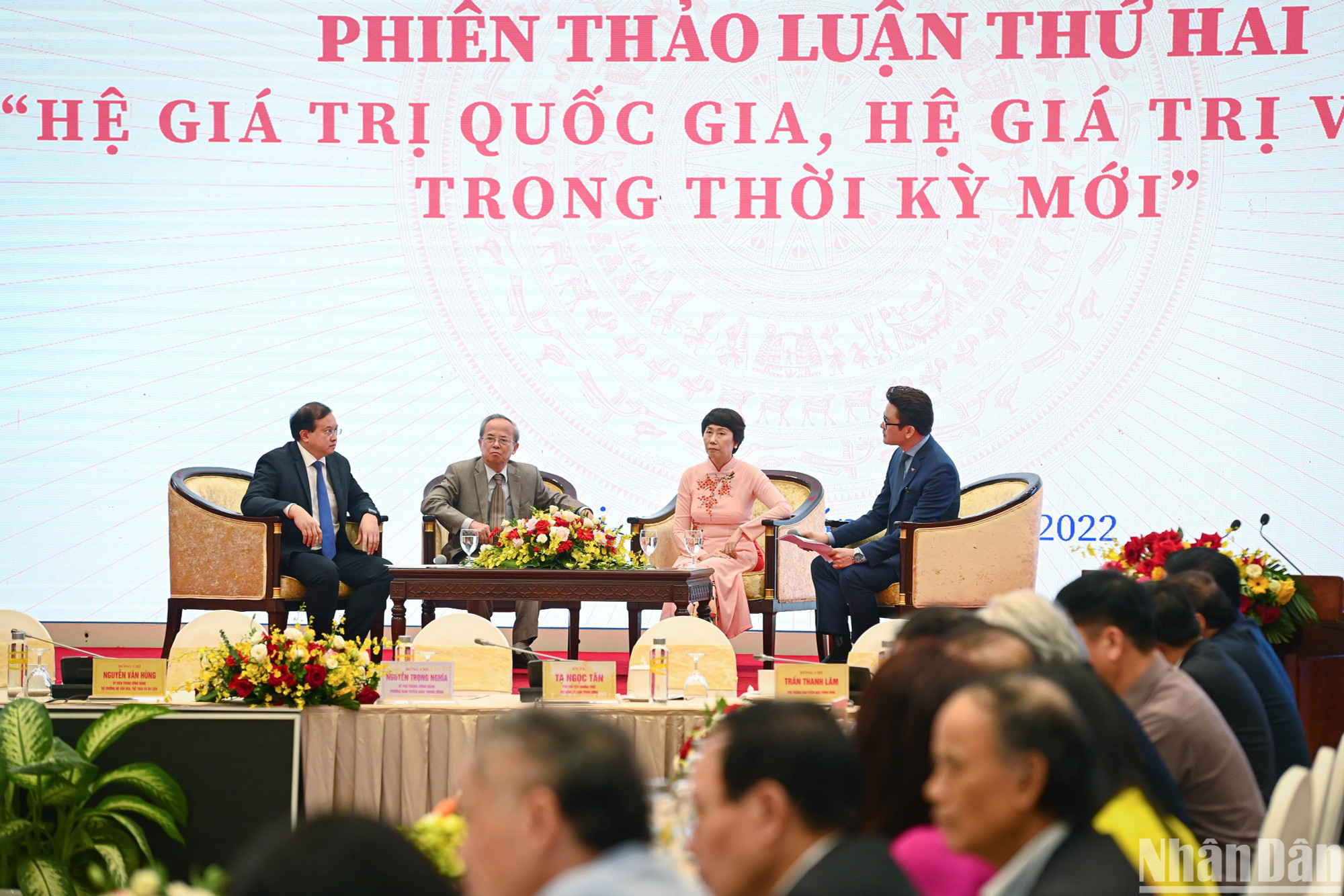 Trong phiên tọa đàm bàn tròn, các đại biểu đã tập trung làm rõ ý nghĩa của việc xây dựng hệ giá trị quốc gia trong giai đoạn hiện nay, cũng như thảo luận các giải pháp thiết thực nhằm xây dựng hệ giá trị quốc gia, hệ giá trị văn hóa Việt Nam trong thời gian tới.