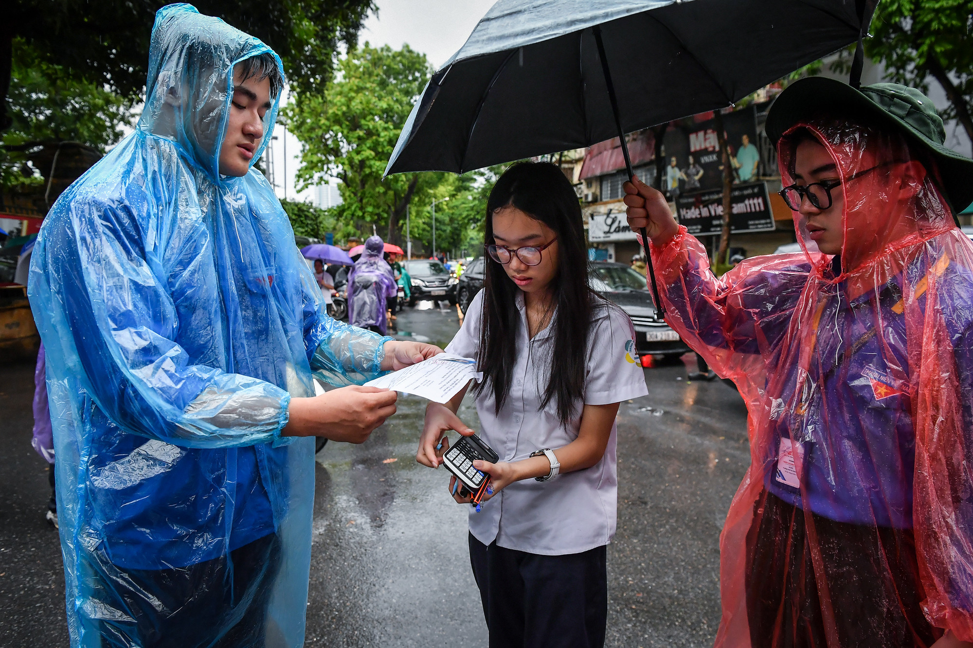 Kiểm tra lại dụng cụ lần cuối trước khi vào điểm thi.