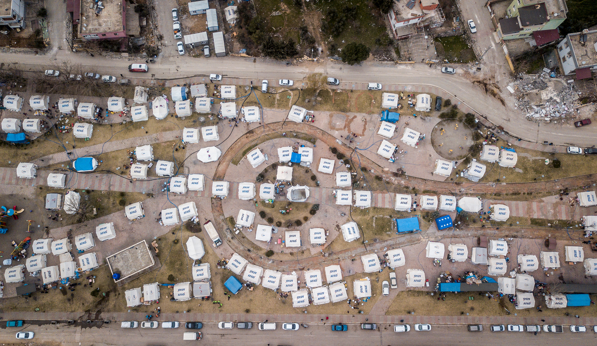 Theo thống kê chưa đầy đủ, tại khu vực "thành phố lều trại" mới này có khoảng 500 hộ dân đang sinh sống với ước chừng 1.500-2.000 người. Một số ít thậm chí di chuyển hàng chục cây số từ các vùng thảm họa khác về đây sinh sống.