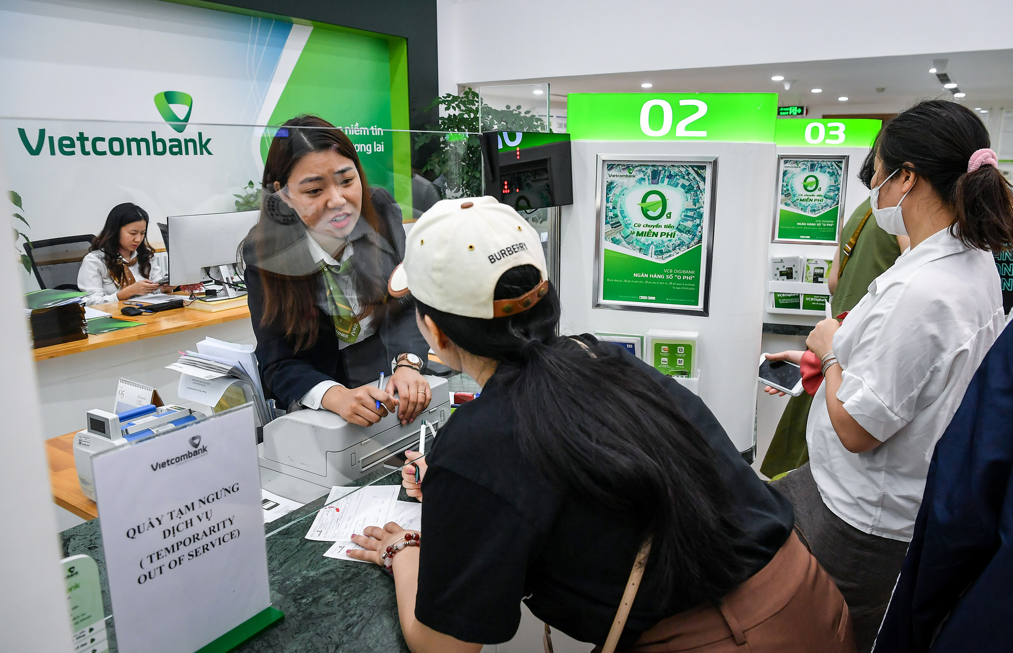 Những vị khách may mắn đầu tiên mua được vàng với giá bình ổn là 79,98 triệu đồng/lượng.