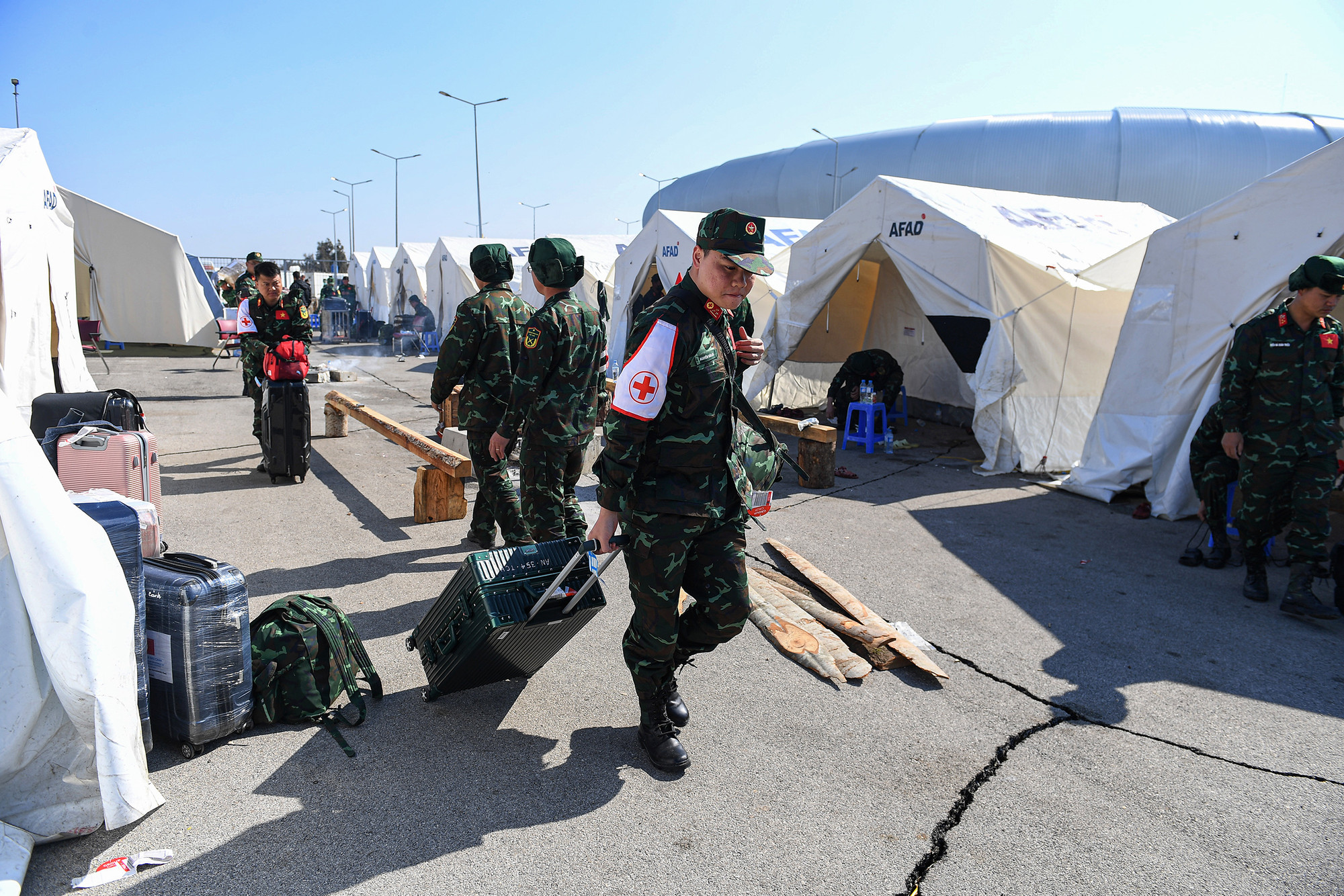 Buổi sáng cuối cùng trên đất bạn, các chiến sĩ sửa soạn đồ đạc, thu dọn lều bạt để lên đường. Phía dưới chân khu vực đoàn đóng quân, vết nứt nẻ từ trận động đất lịch sử vẫn còn hằn rõ. Buổi sáng cuối cùng trên đất bạn, các chiến sĩ sửa soạn đồ đạc, thu dọn lều bạt để lên đường. Phía dưới chân khu vực đoàn đóng quân, vết nứt nẻ từ trận động đất lịch sử vẫn còn hằn rõ.