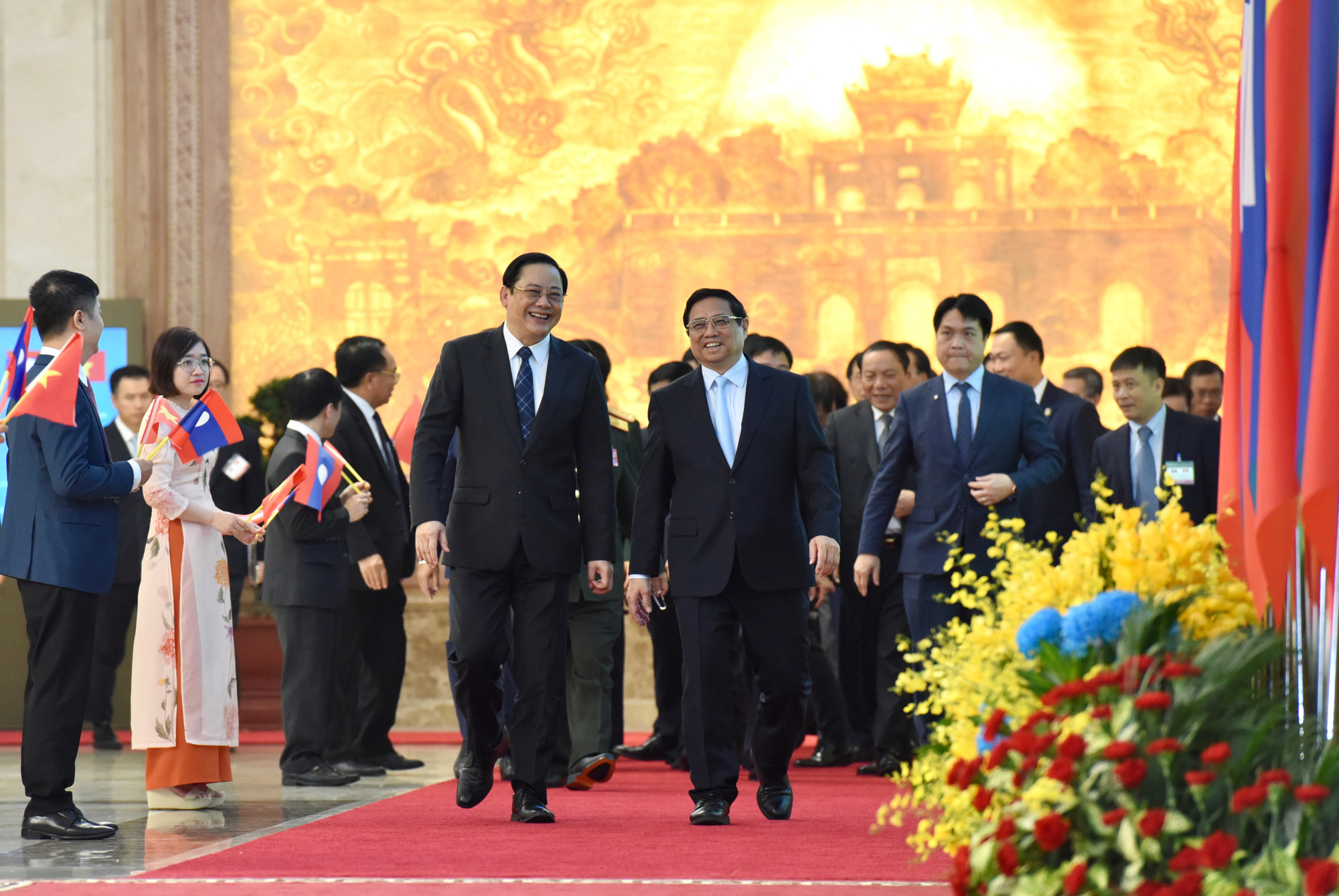 Thủ tướng Phạm Minh Chính và Thủ tướng nước Cộng hòa Dân chủ Nhân dân Lào Sonexay Siphandone đến dự Lễ ký kết văn kiện hợp tác.