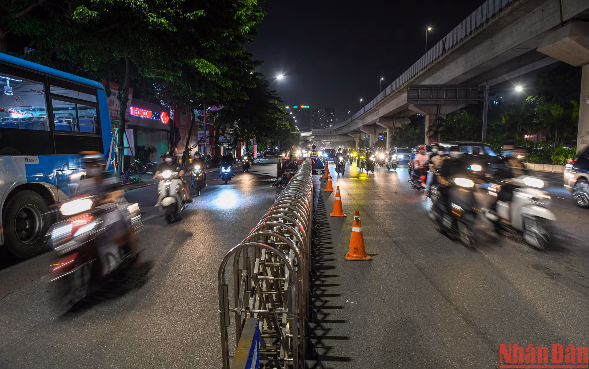Đoạn thí điểm từ Ngã Tư Sở đến hầm chui Thanh Xuân (dài khoảng 1,5km), 2 làn sát vỉa hè dành cho xe máy, xe thô sơ và xe buýt hoạt động; 3-4 làn dải phân cách dành cho ô-tô hoạt động.