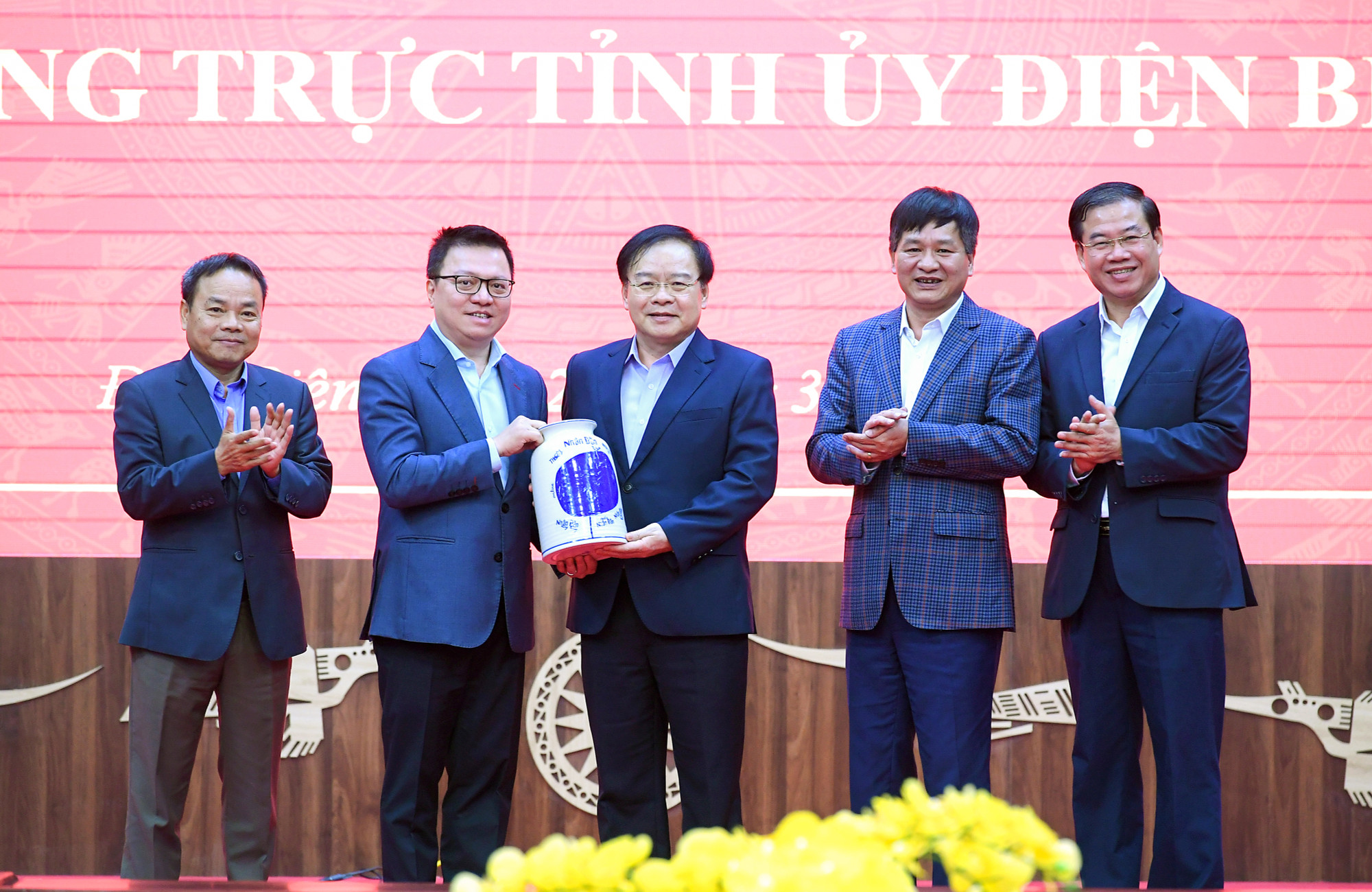 [Ảnh] Đoàn công tác Báo Nhân Dân làm việc với Tỉnh ủy Điện Biên ảnh 5