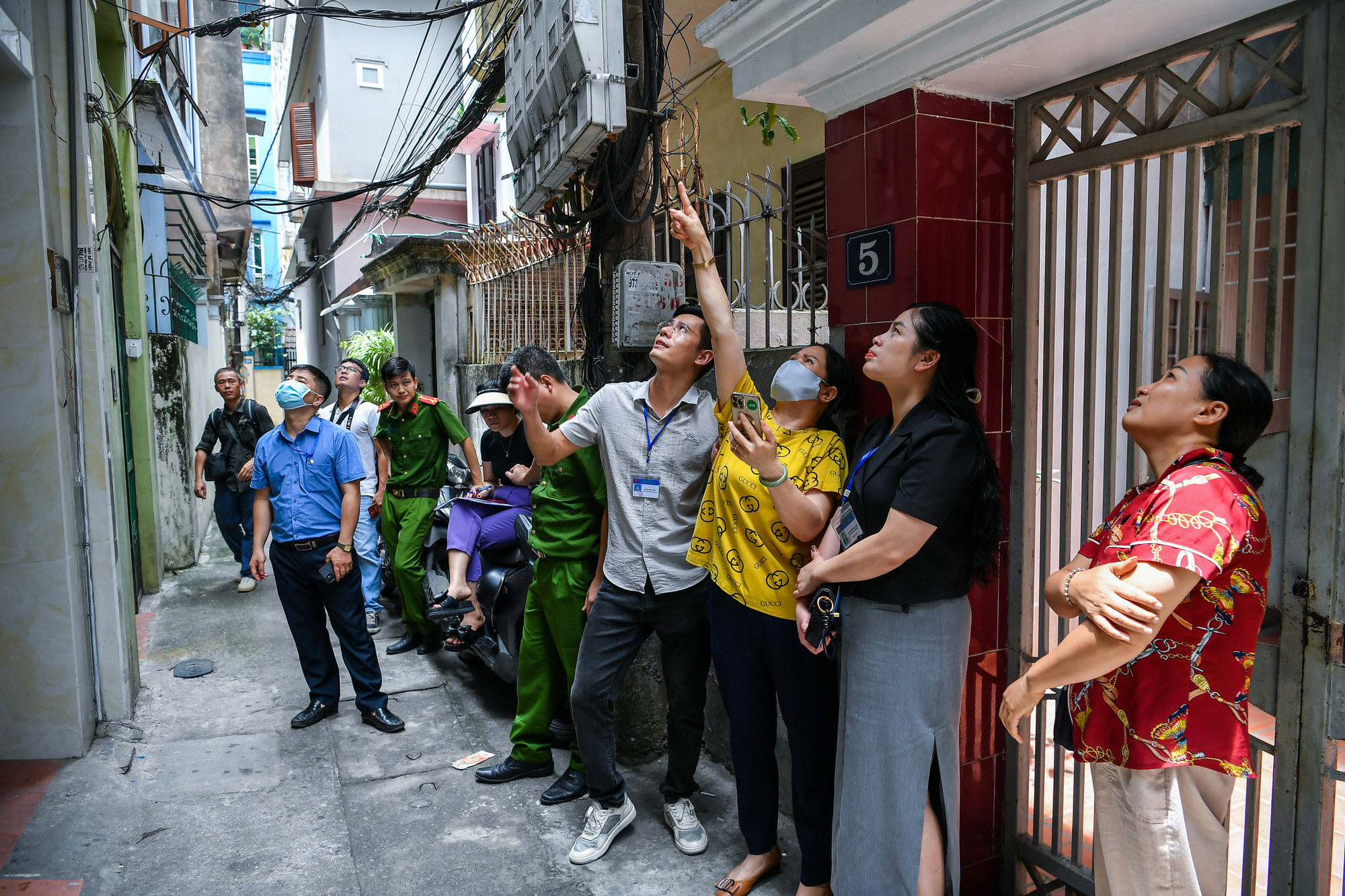 Các cán bộ và lực lượng chức năng phường Quan Hoa kiểm tra 1 căn chung cư mini đang cho thuê trong ngõ 196 Cầu Giấy. Các cán bộ và lực lượng chức năng phường Quan Hoa kiểm tra 1 căn chung cư mini đang cho thuê trong ngõ 196 Cầu Giấy.