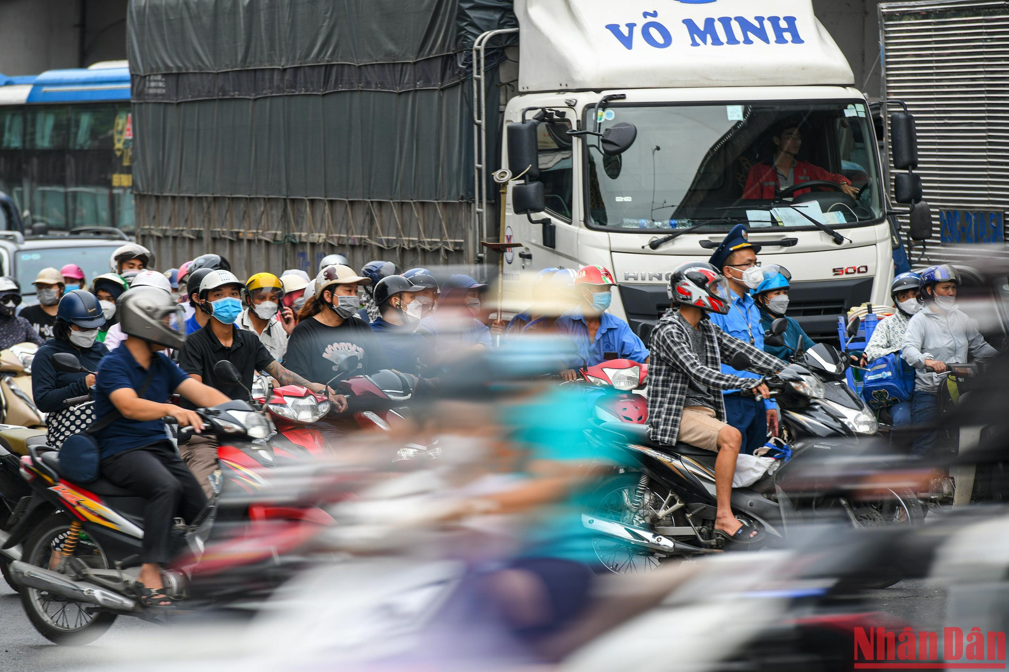 Đến khoảng 17 giờ 30 phút, lượng phương tiện tại tuyến đường Giáp Bát-Ngọc Hồi có tăng đột biến nhưng không gây ùn tắc cục bộ.