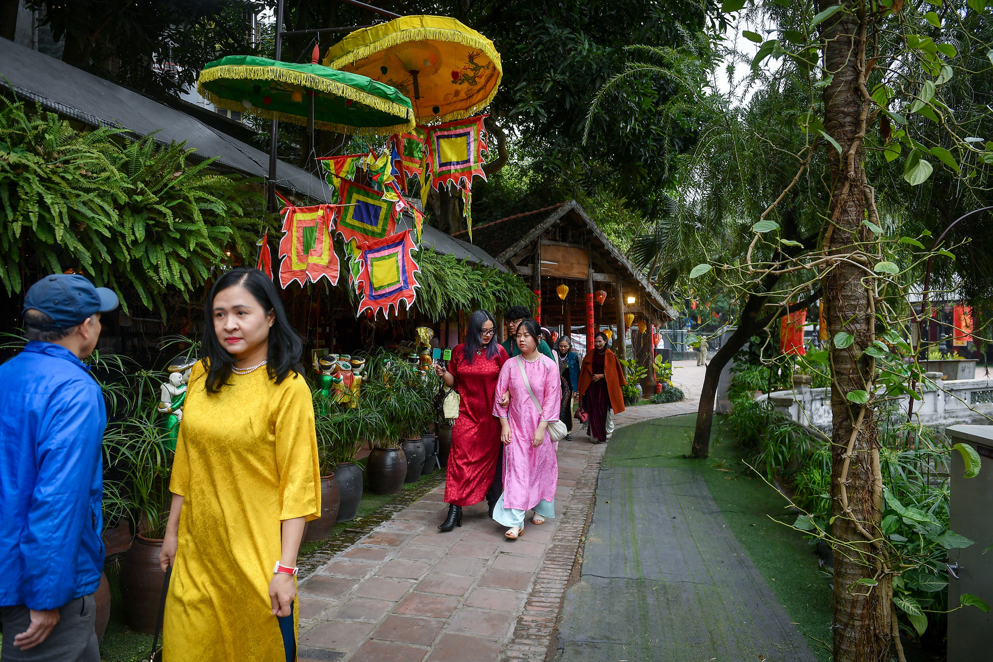 [Ảnh] Người Hà Nội rộn ràng du xuân ảnh 14