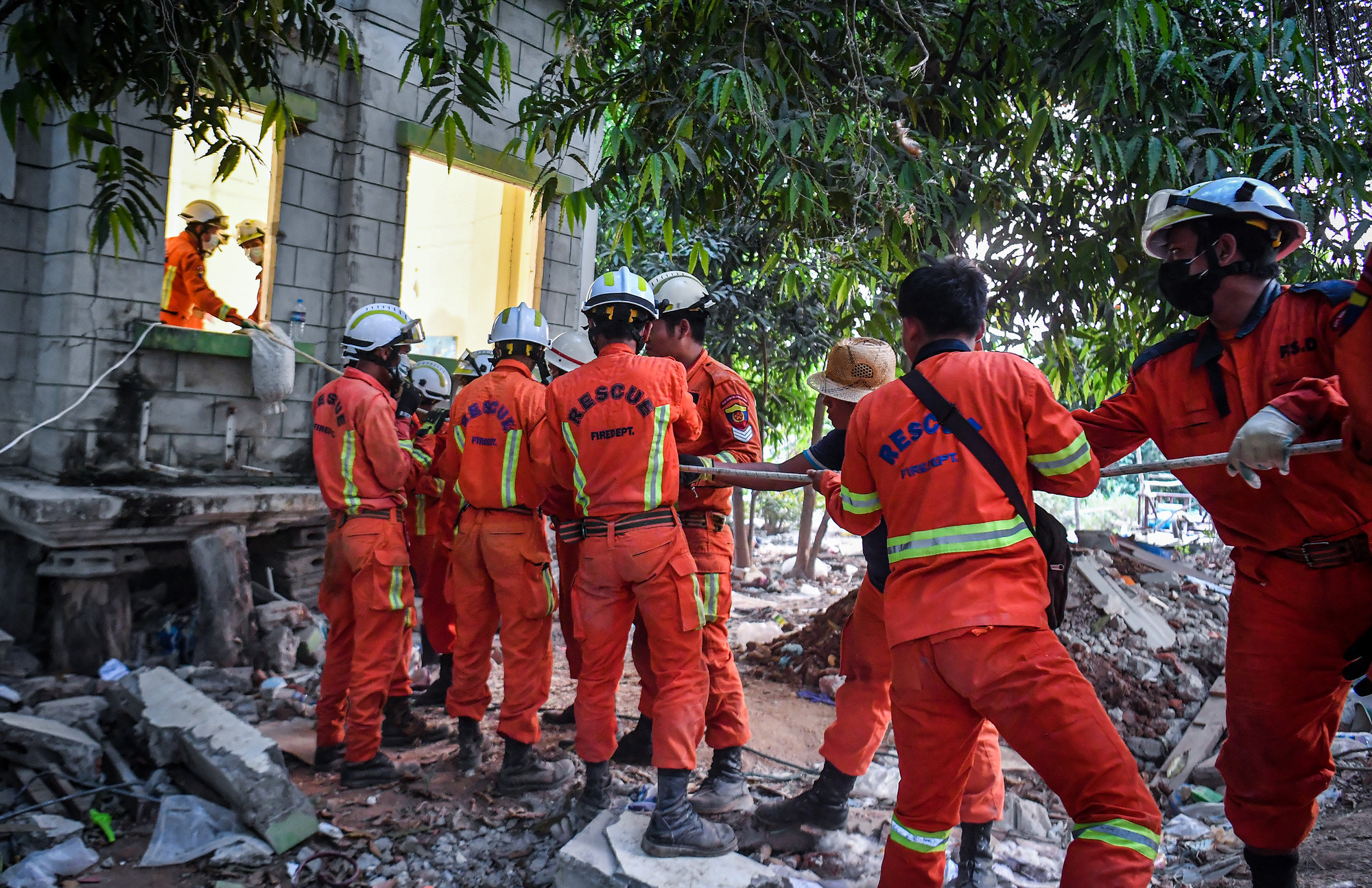 Sau đó, lực lượng hỗ trợ phía ngoài sẽ dùng dây kéo cả đệm, cả người ra ngoài.