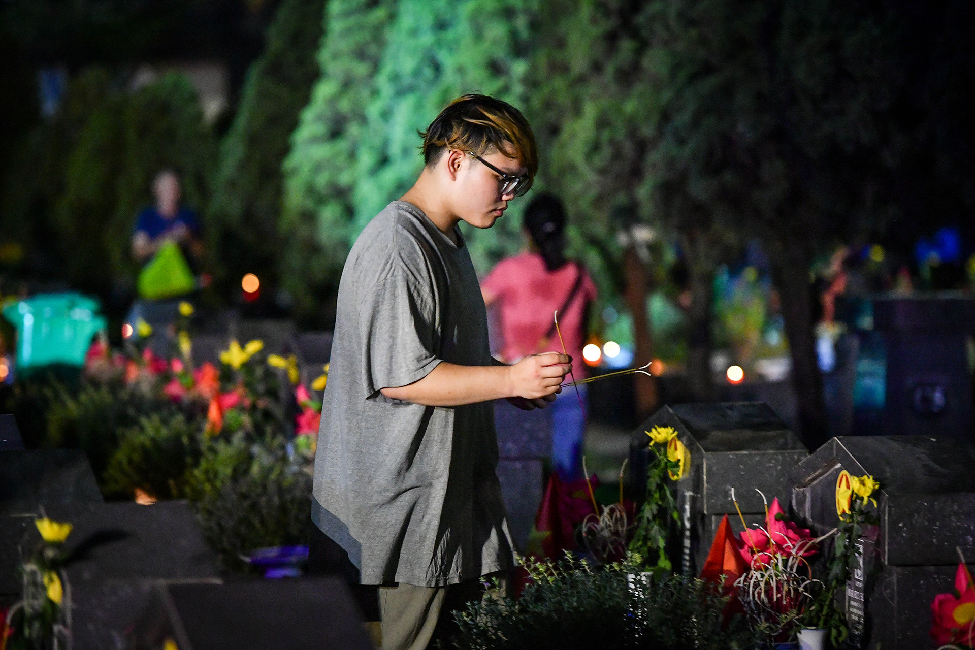 Thân nhân các liệt sĩ cũng đến dâng hương trong dịp này.