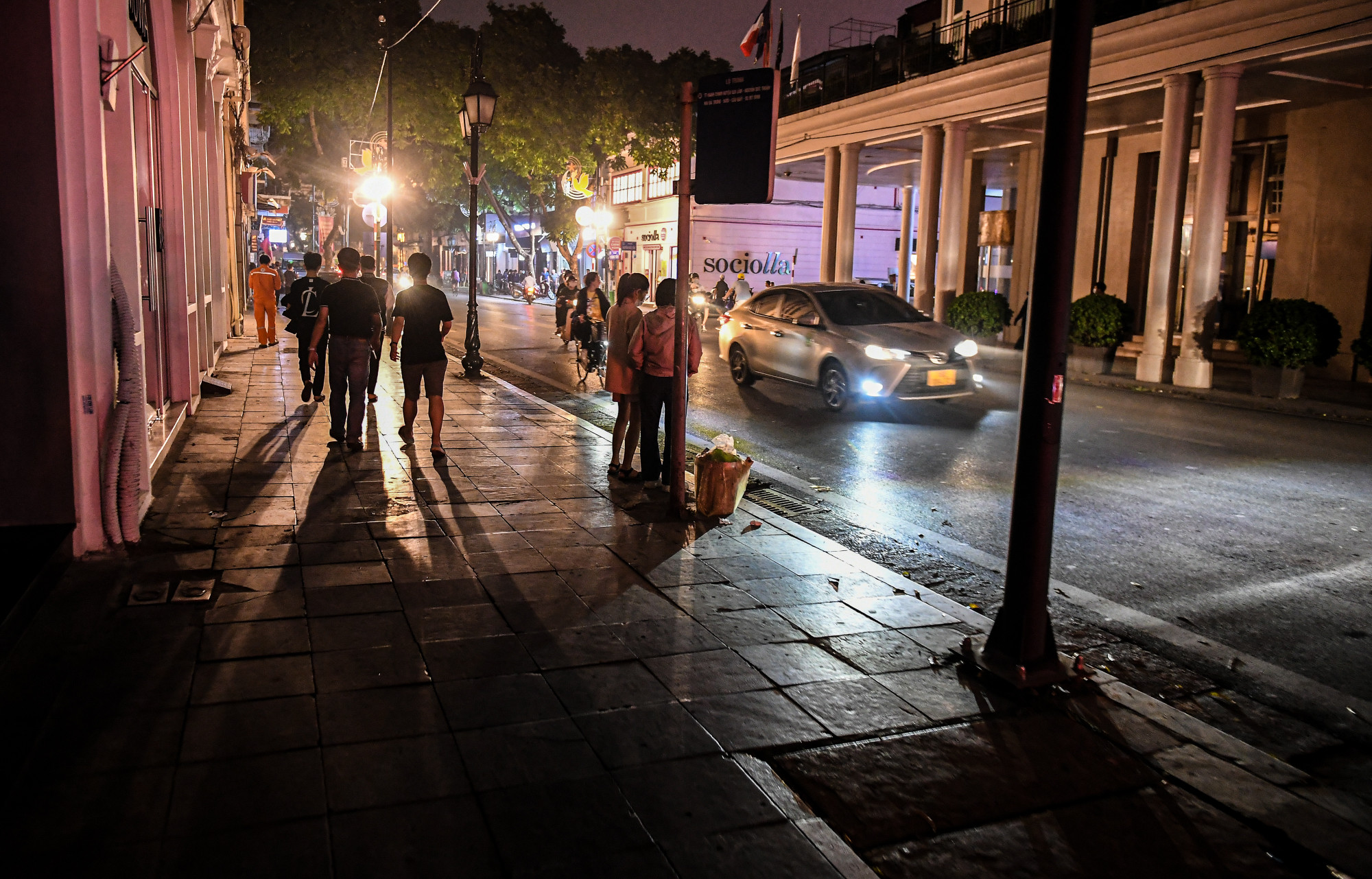 [Ảnh] Người dân Hà Nội tắt đèn, bật tương lai "xanh" cho Trái đất ảnh 16